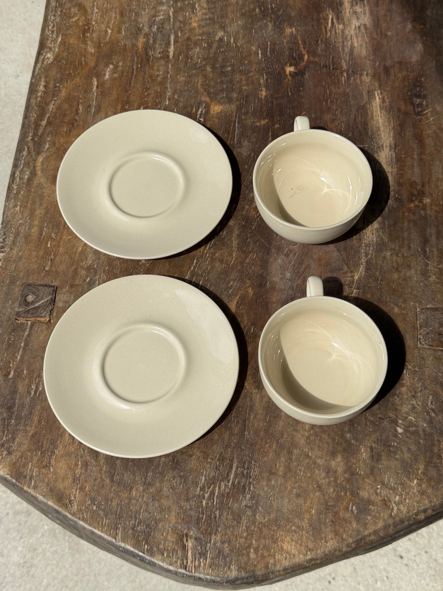 Deux tasses crèmes et leur soucoupes