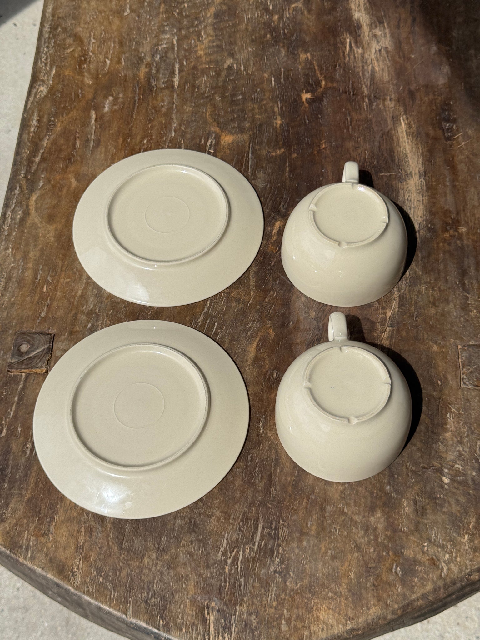 Deux tasses crèmes et leur soucoupes