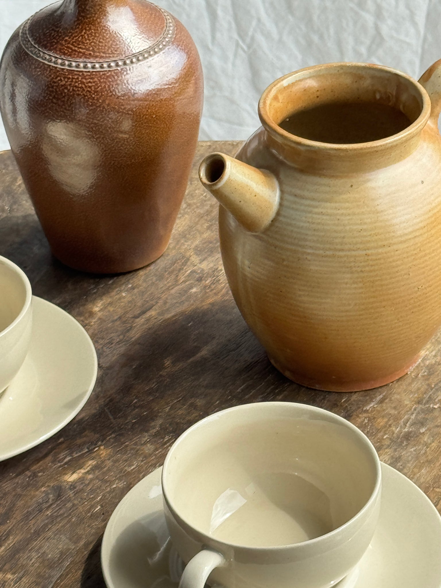 Deux tasses crèmes et leur soucoupes