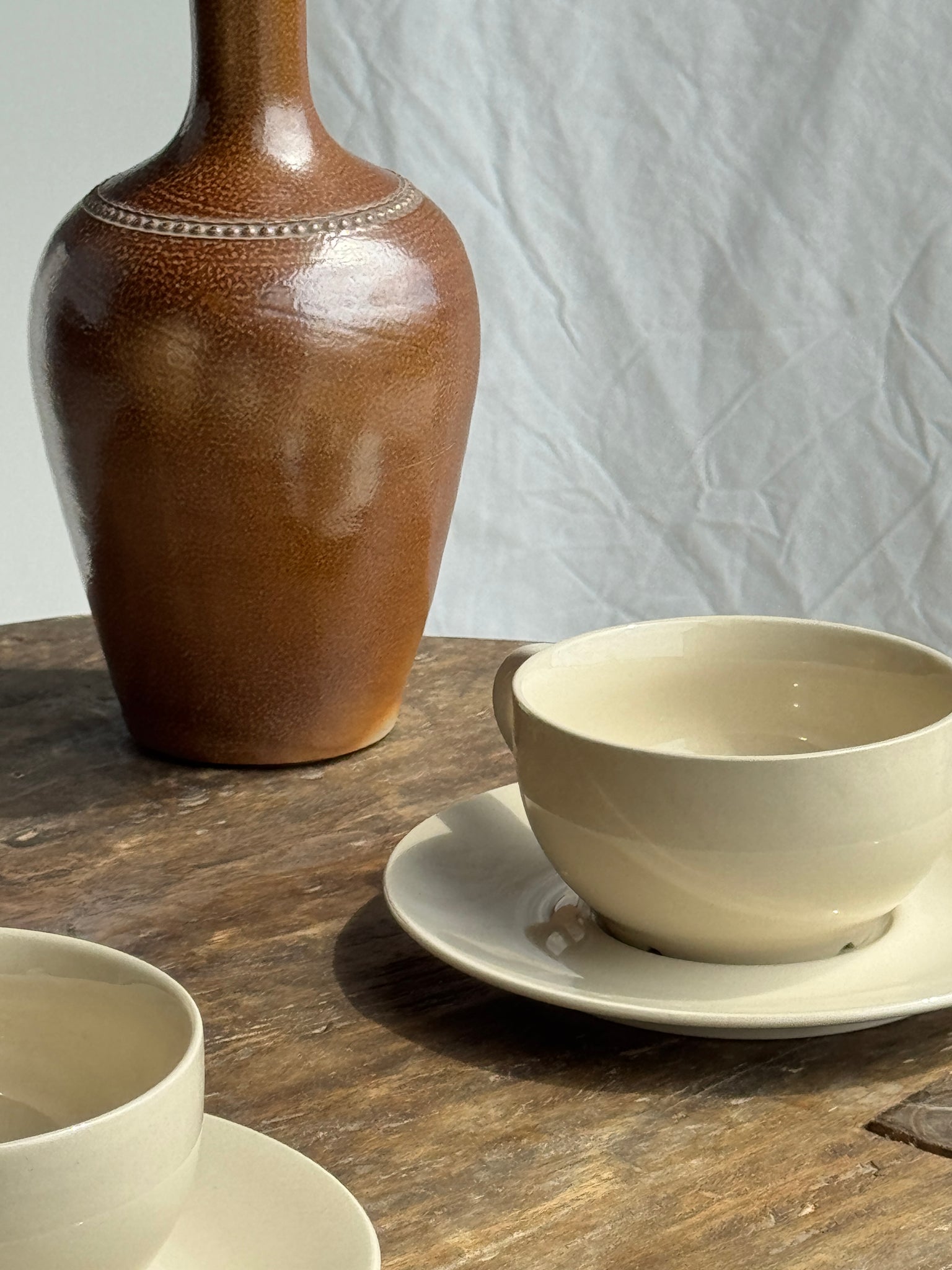 Deux tasses crèmes et leur soucoupes