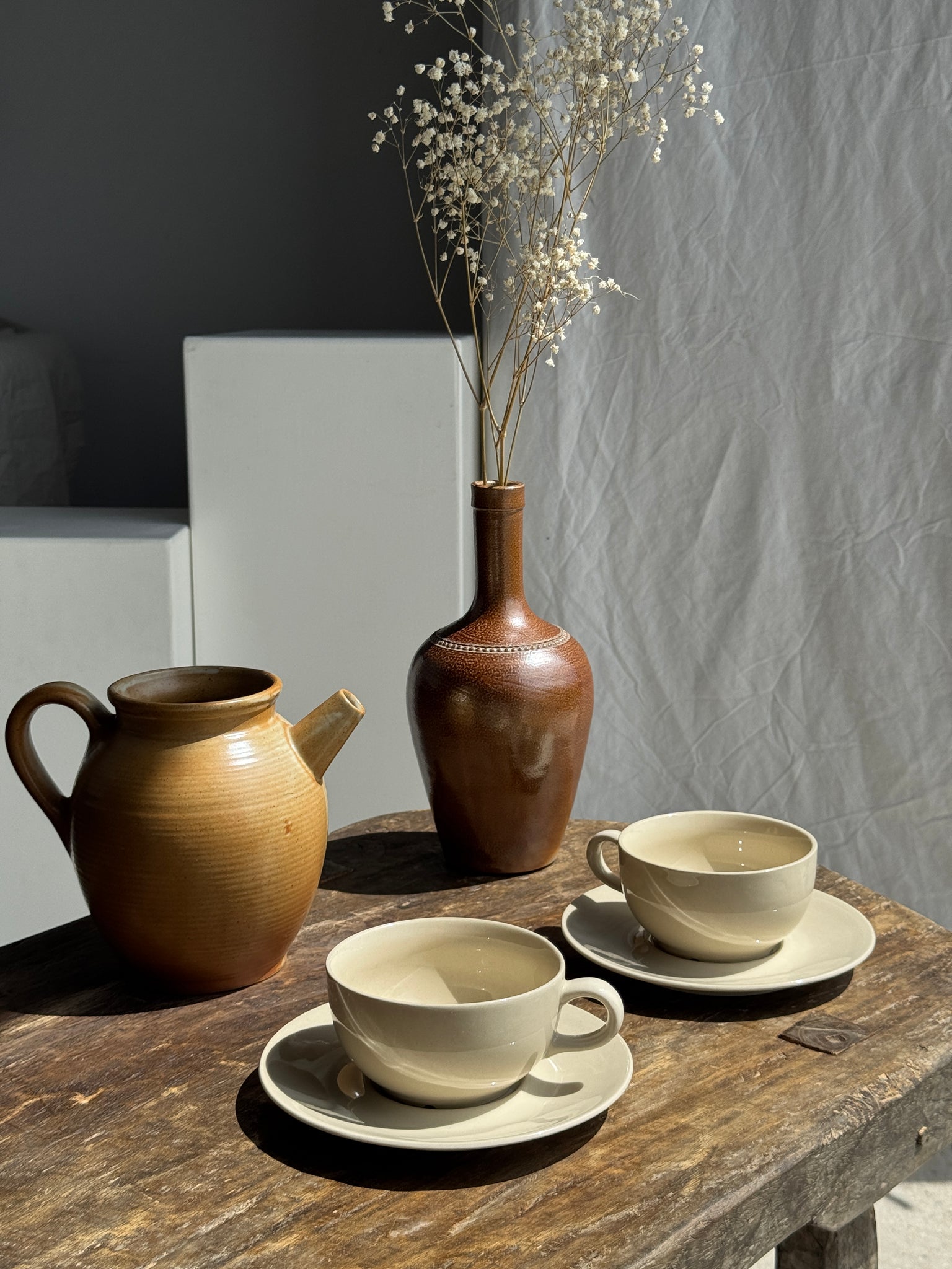 Deux tasses crèmes et leur soucoupes