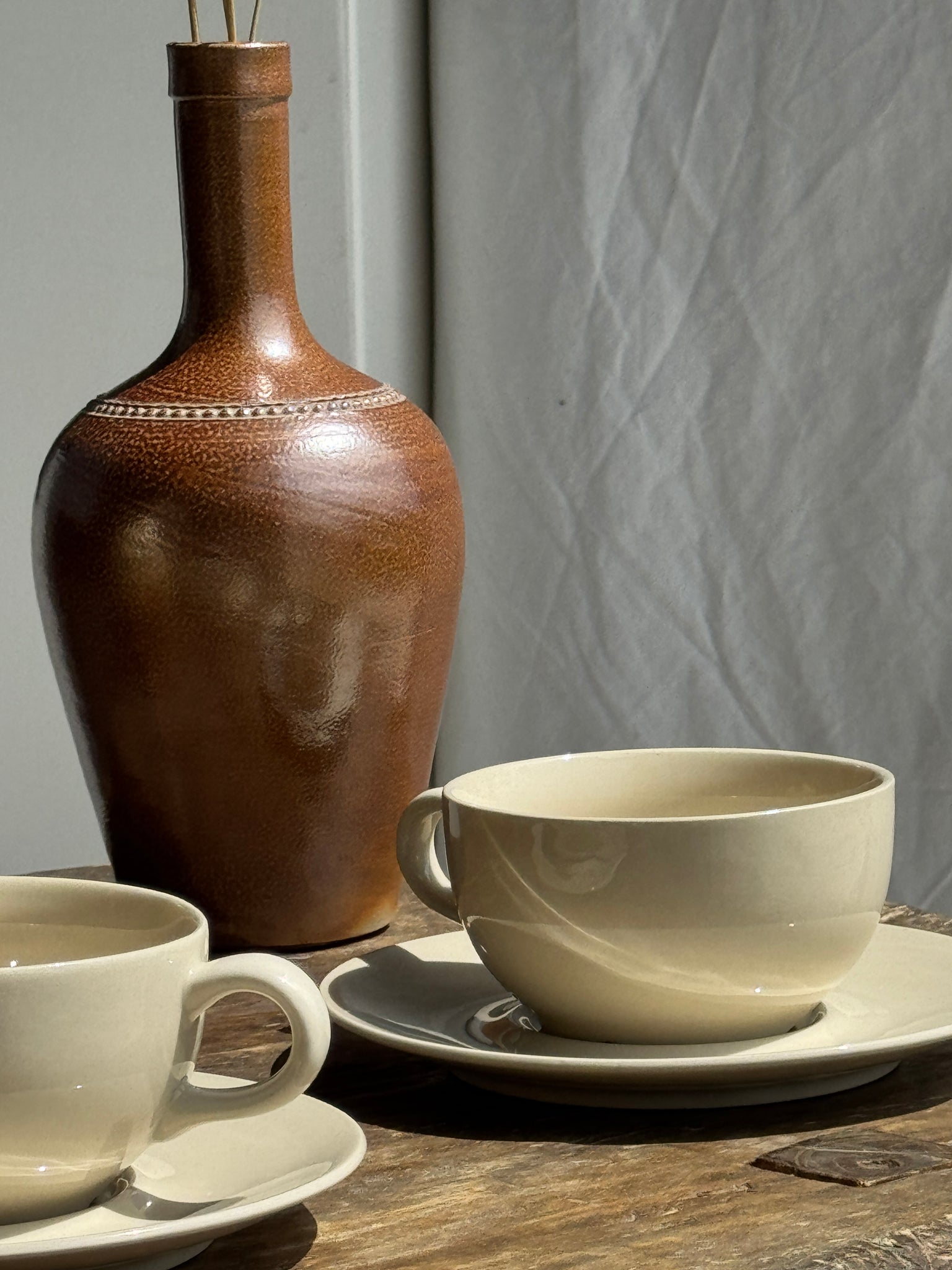Deux tasses crèmes et leur soucoupes