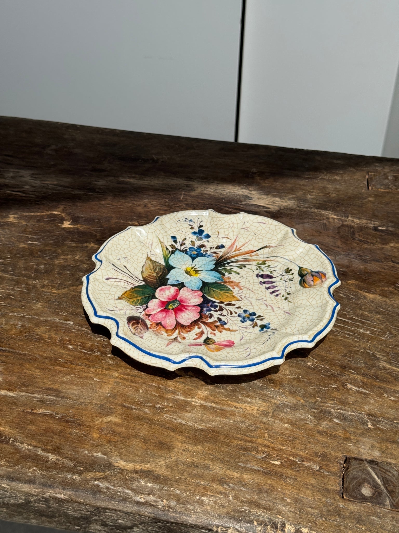 Assiette en plastique trompe l'œil d'une assiette ancienne
