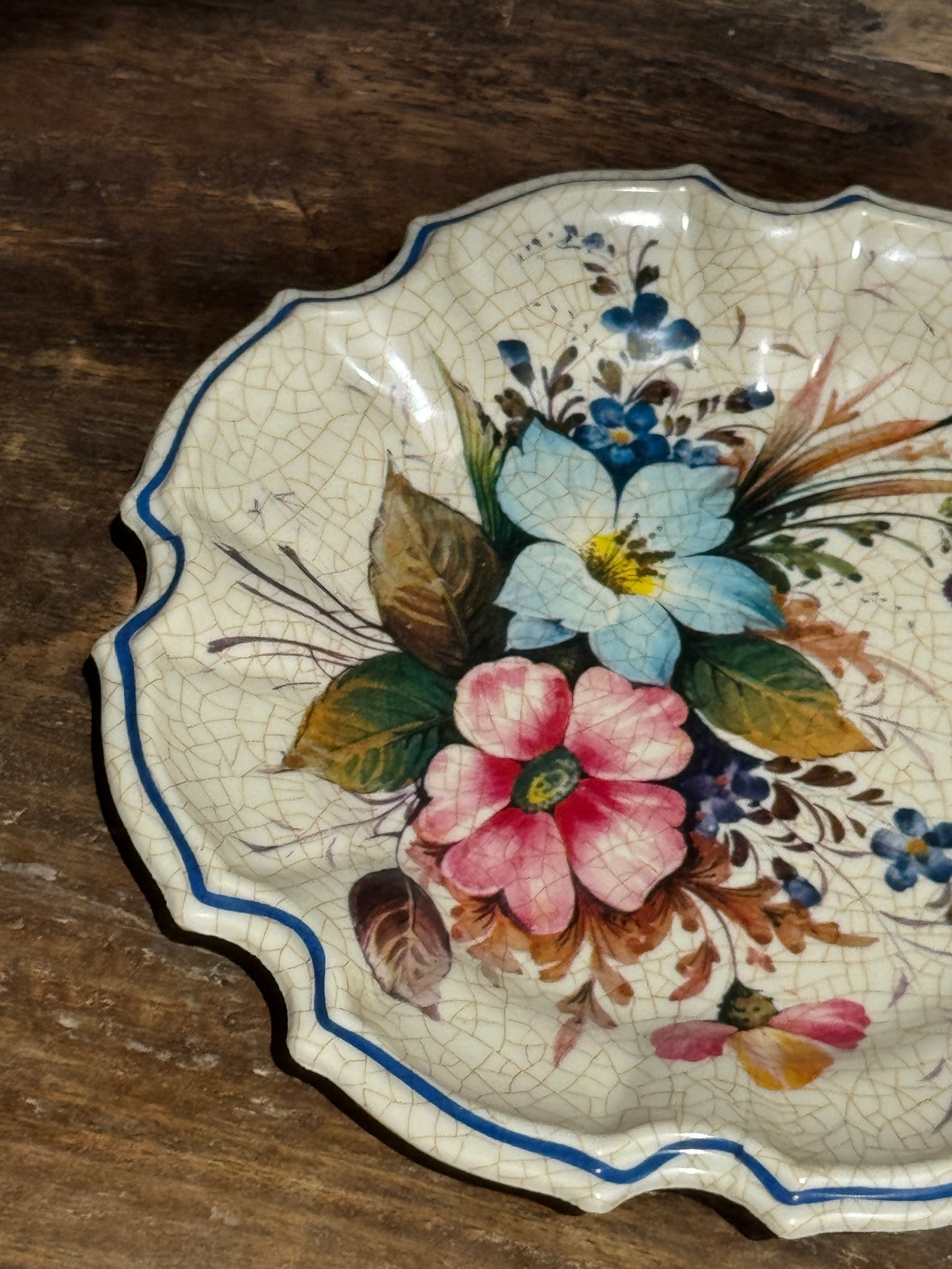 Assiette en plastique trompe l'œil d'une assiette ancienne