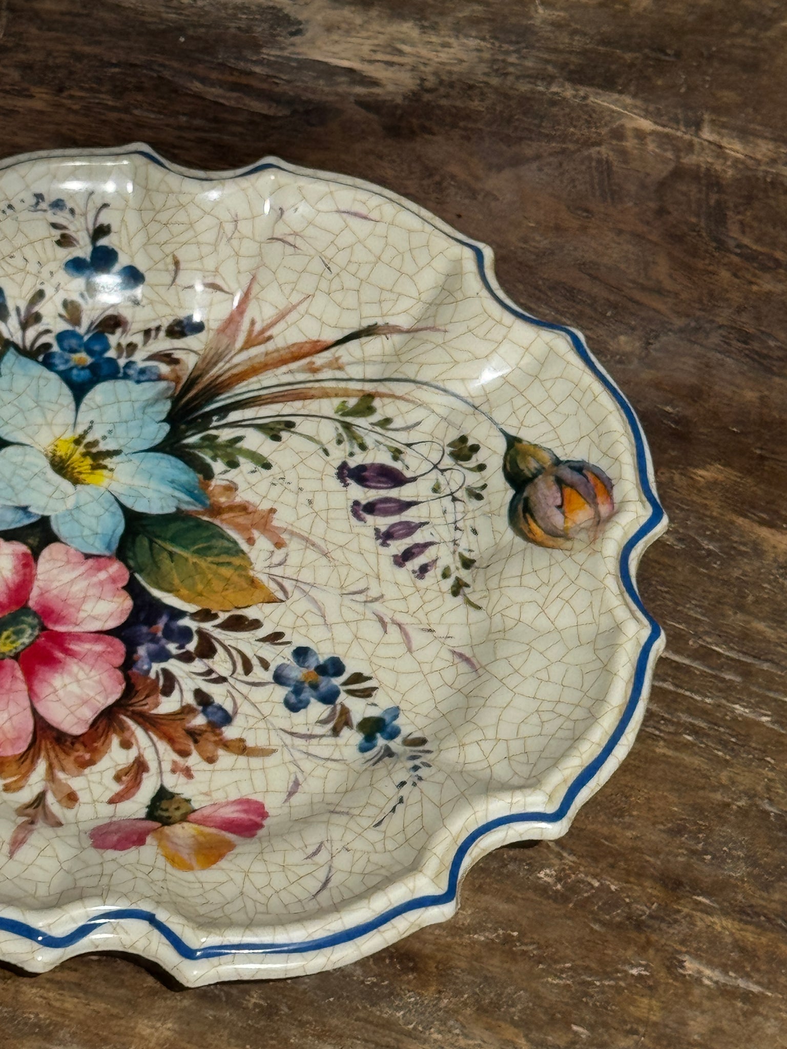 Assiette en plastique trompe l'œil d'une assiette ancienne