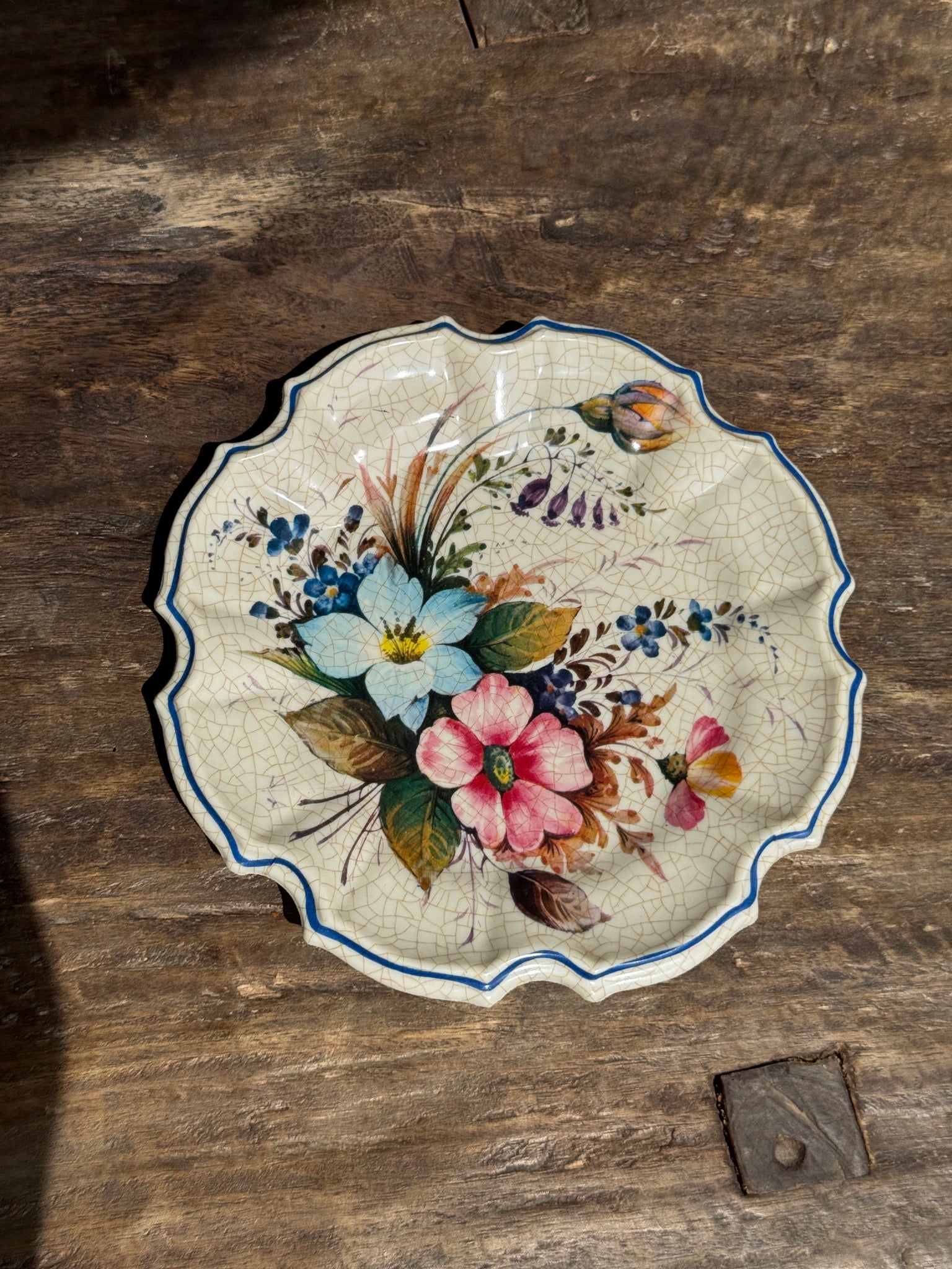 Assiette en plastique trompe l'œil d'une assiette ancienne
