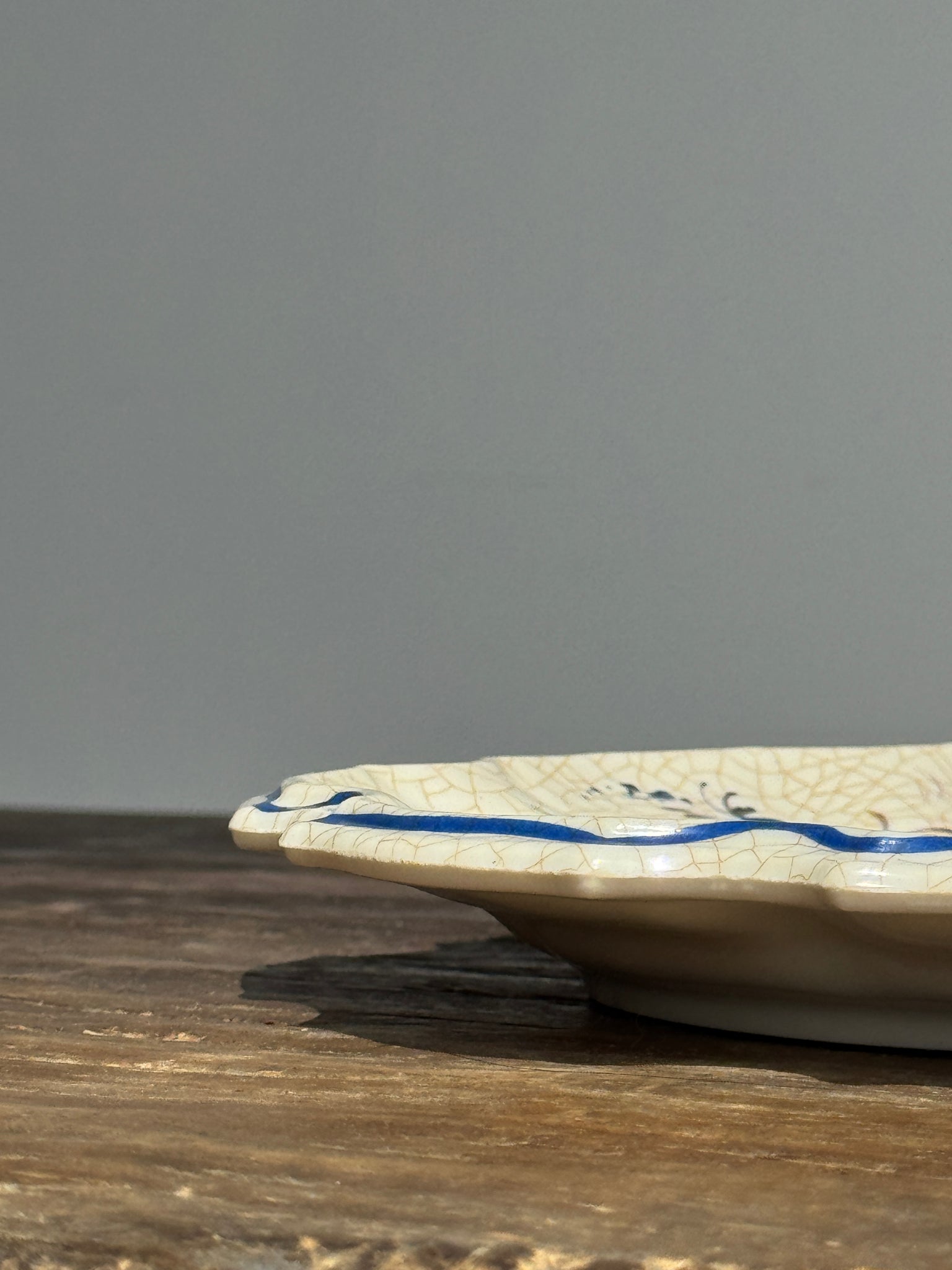 Assiette en plastique trompe l'œil d'une assiette ancienne