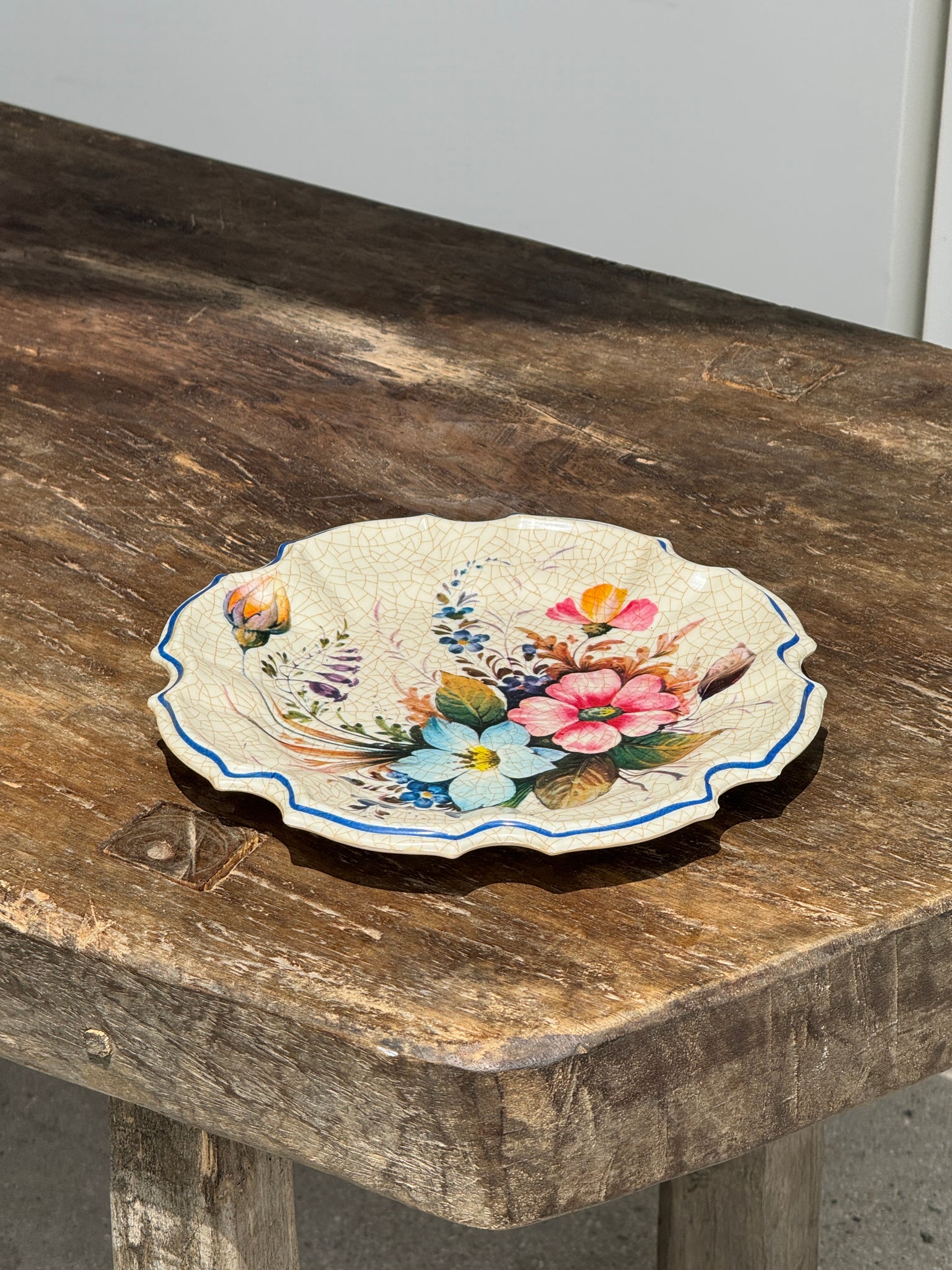 Assiette en plastique trompe l'œil d'une assiette ancienne