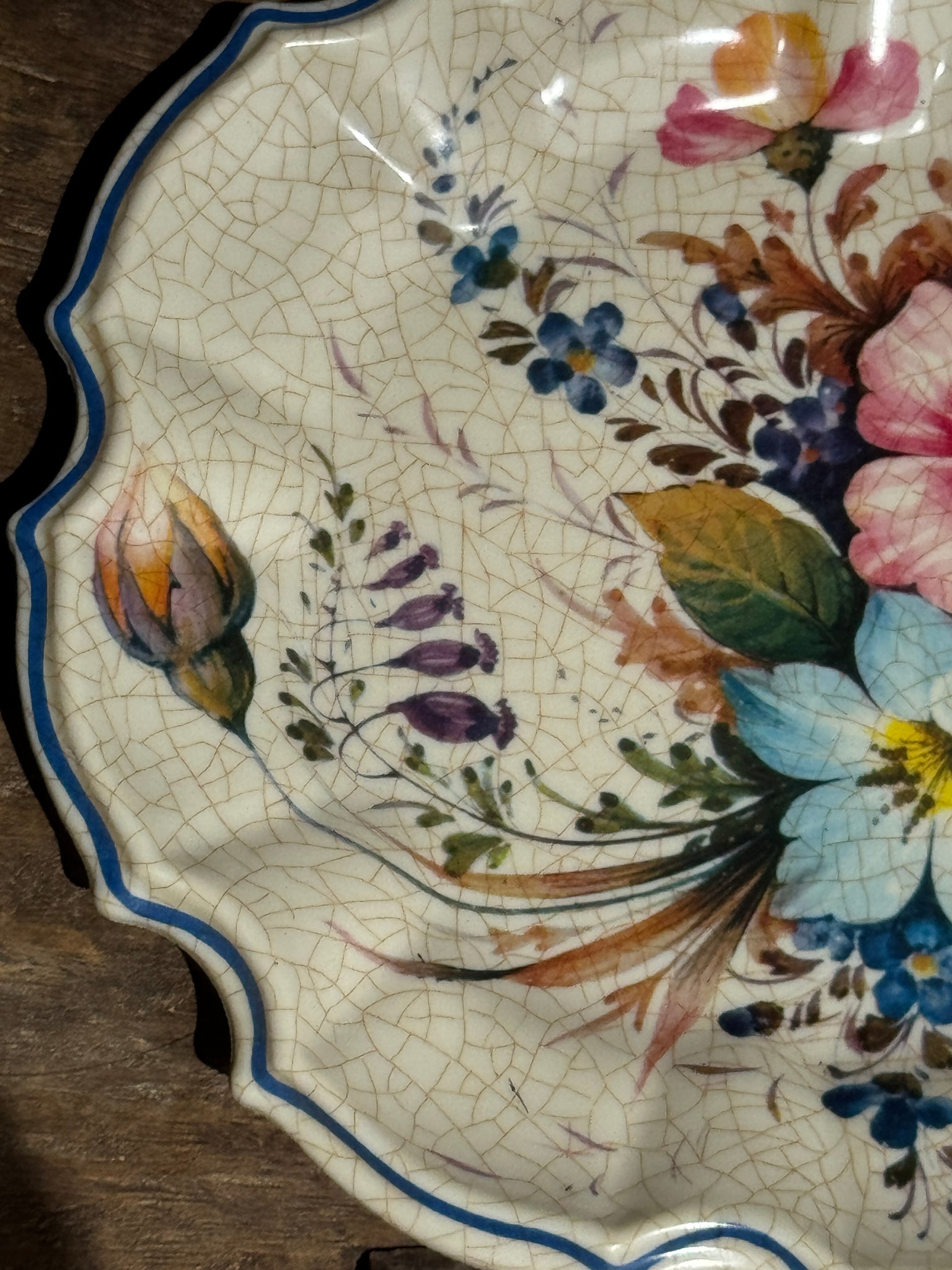Assiette en plastique trompe l'œil d'une assiette ancienne