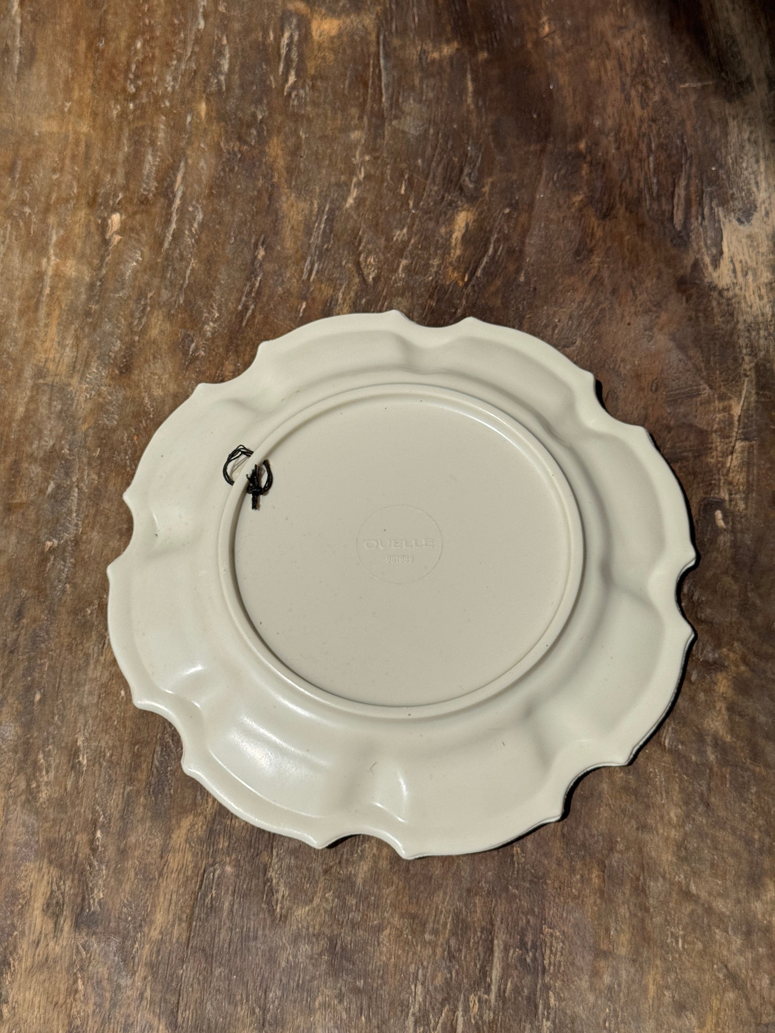 Assiette en plastique trompe l'œil d'une assiette ancienne