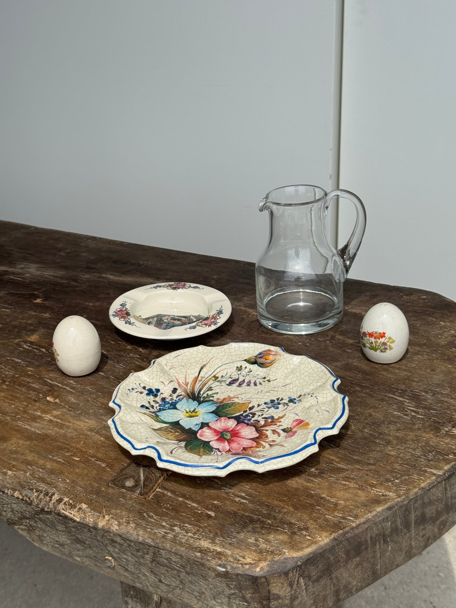Assiette en plastique trompe l'œil d'une assiette ancienne