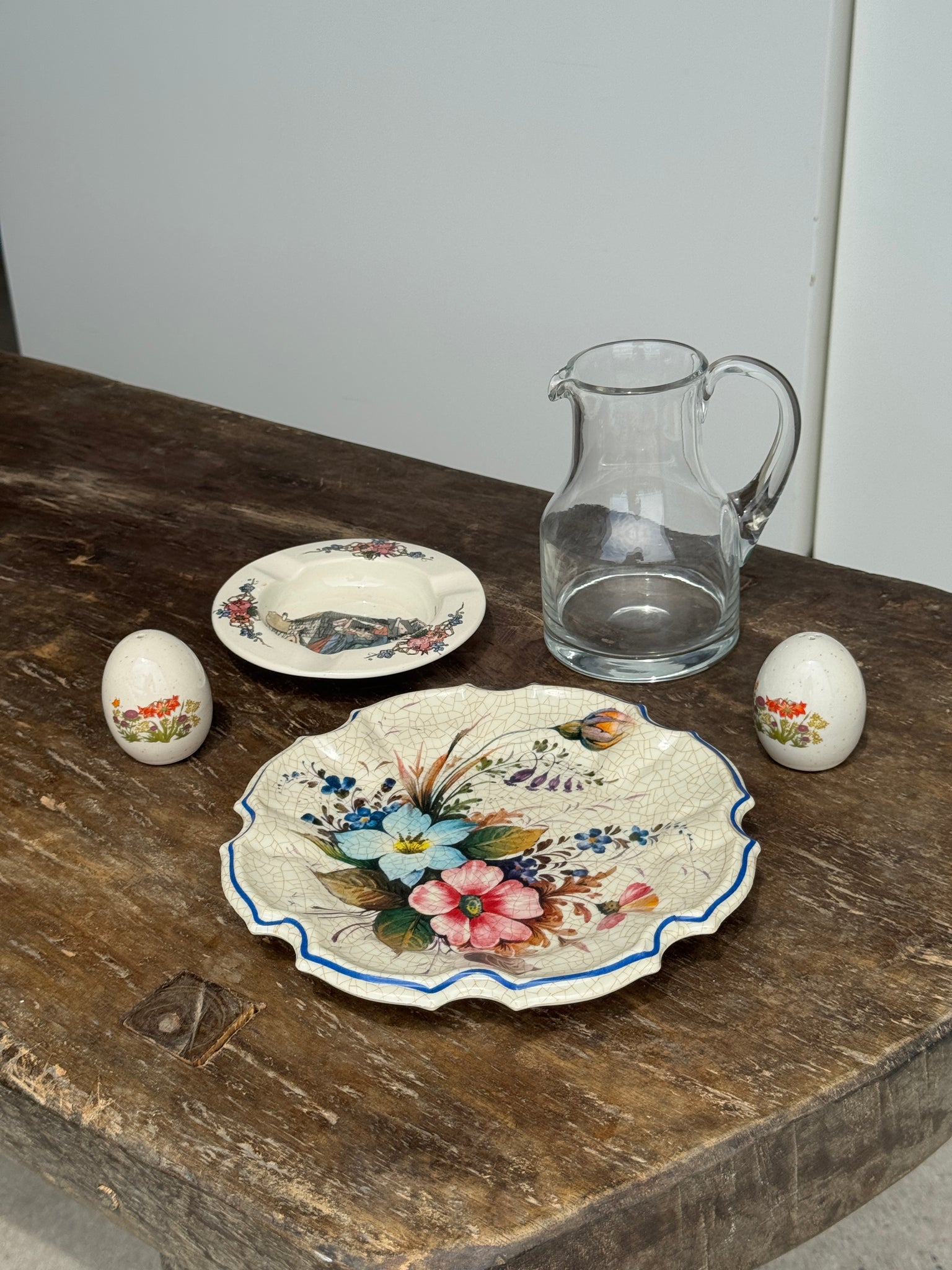 Assiette en plastique trompe l'œil d'une assiette ancienne