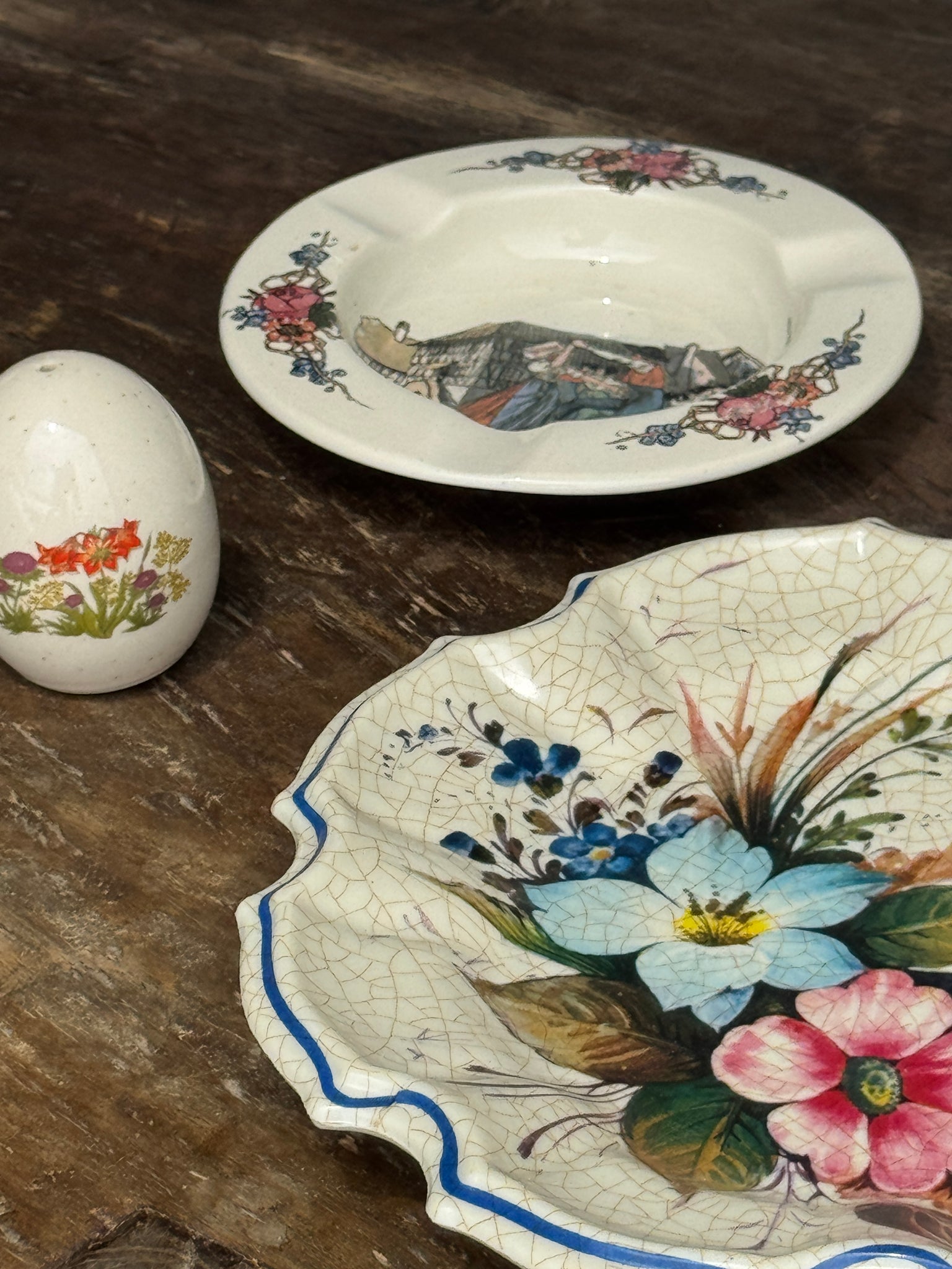 Assiette en plastique trompe l'œil d'une assiette ancienne