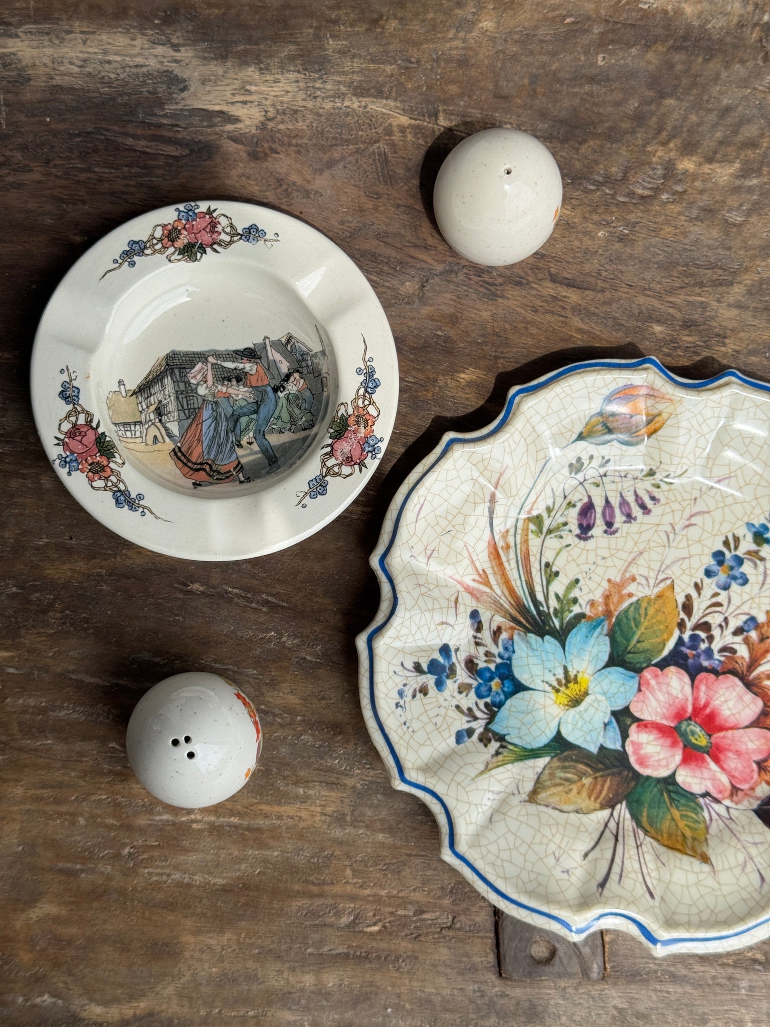 Assiette en plastique trompe l'œil d'une assiette ancienne