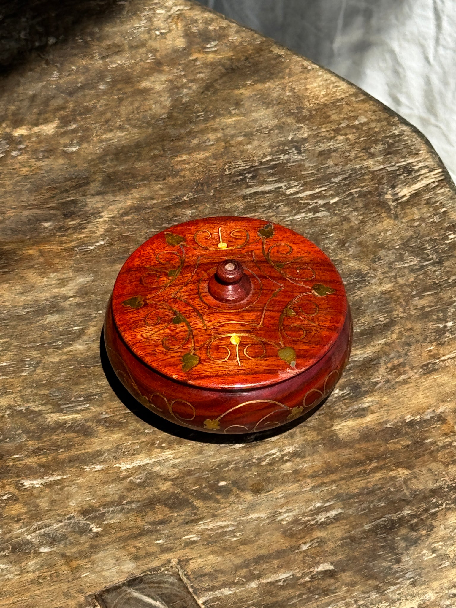 Petite boîte en bois rouge à motif de frises dorées D11