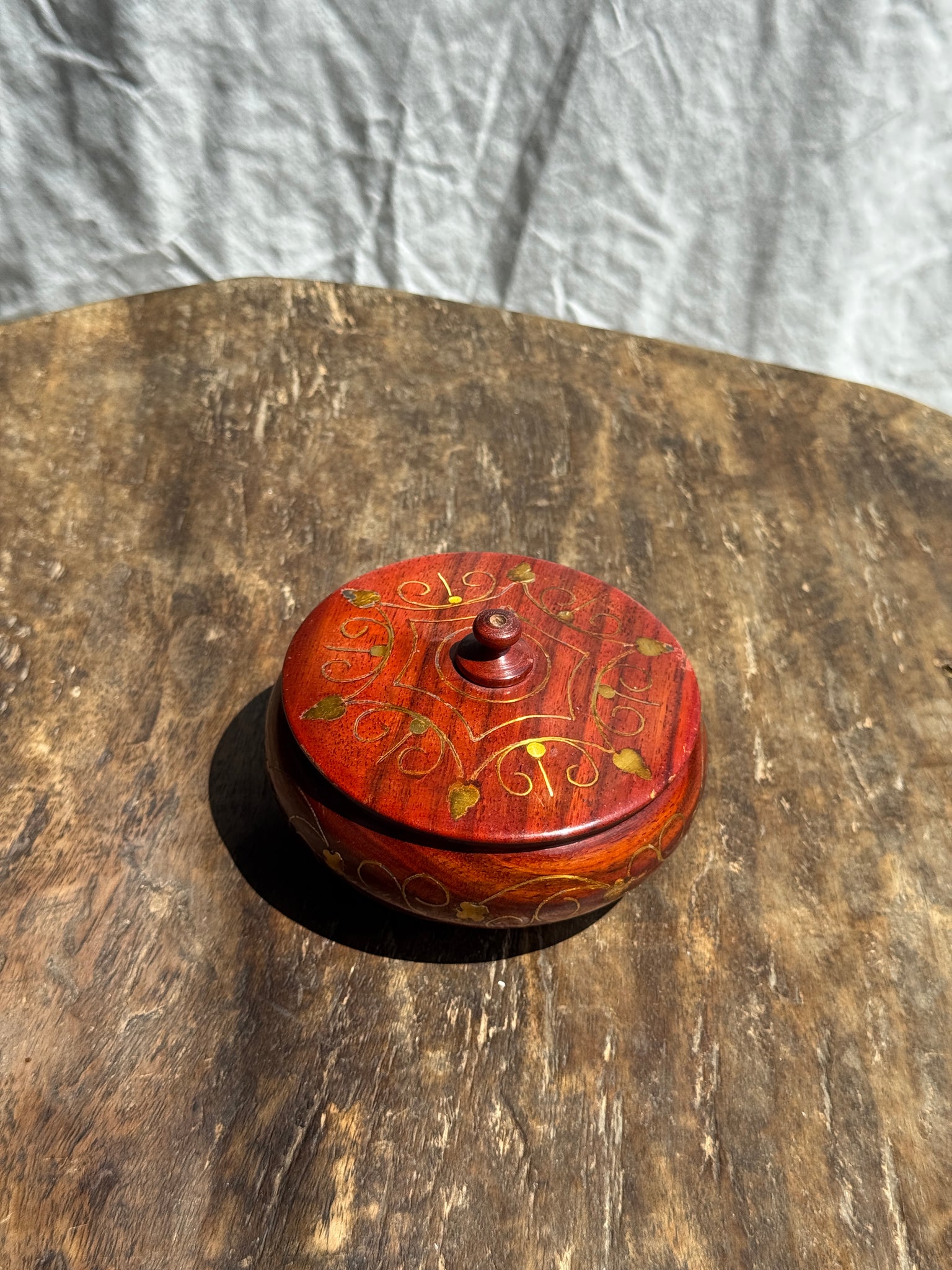 Petite boîte en bois rouge à motif de frises dorées D11