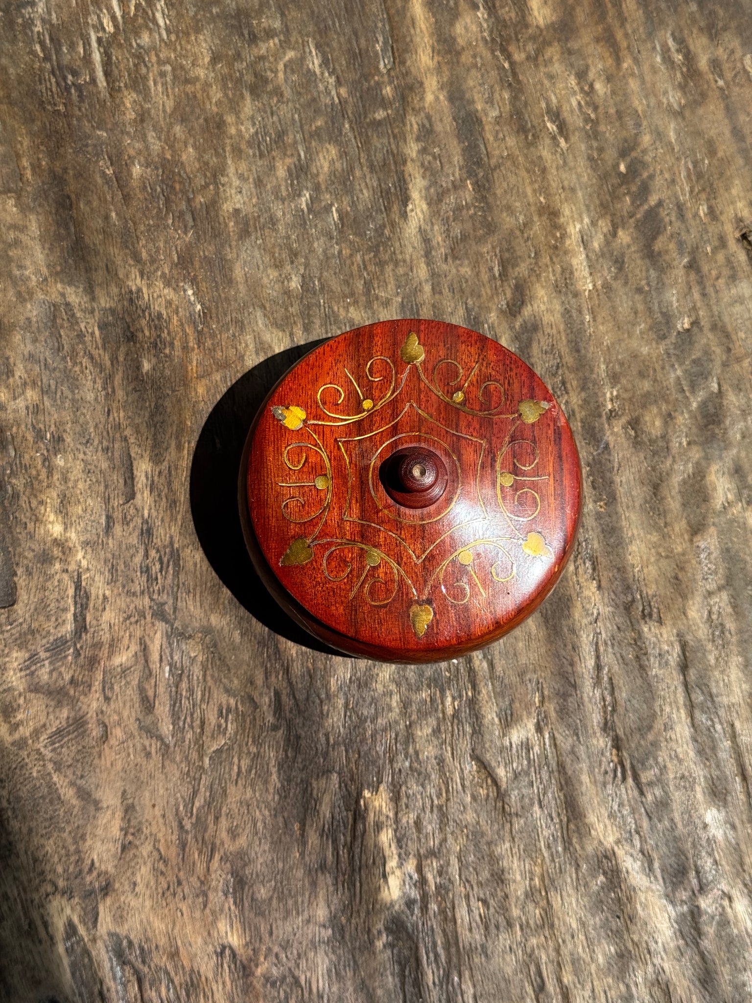 Petite boîte en bois rouge à motif de frises dorées D11