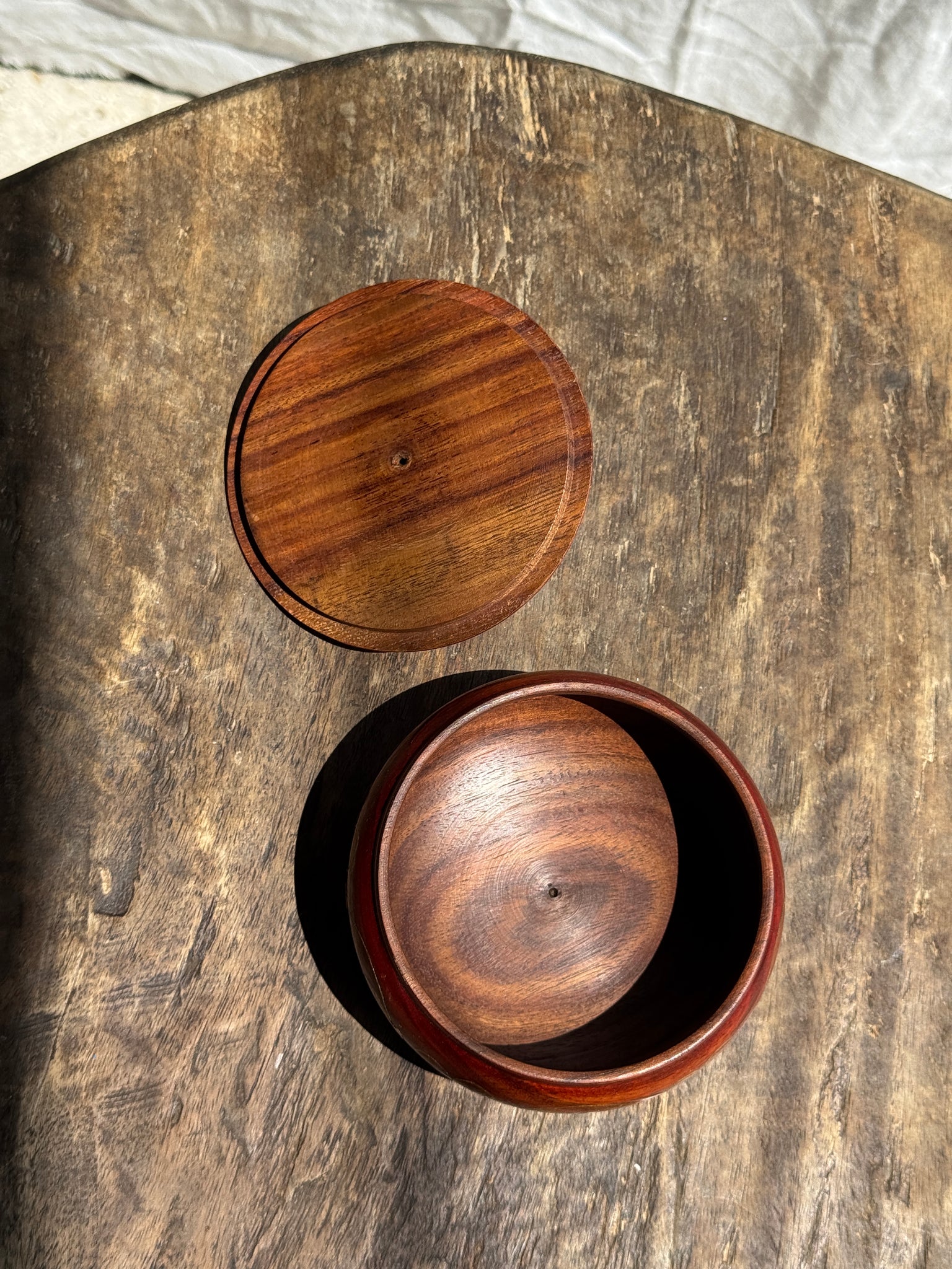 Petite boîte en bois rouge à motif de frises dorées D11