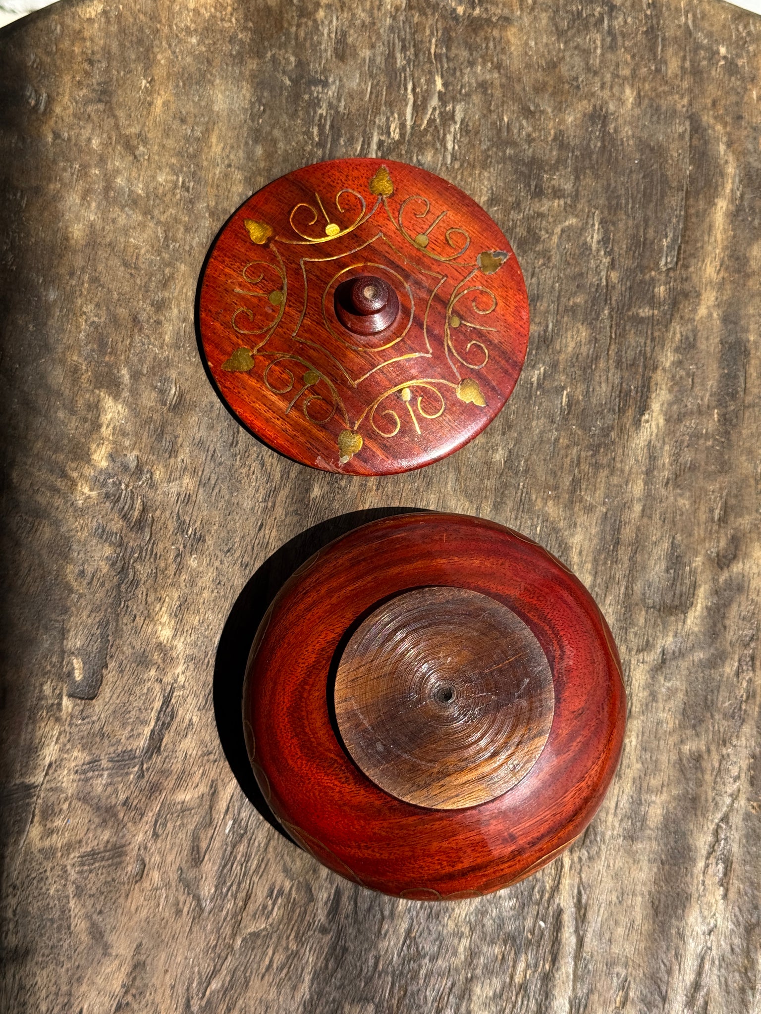 Petite boîte en bois rouge à motif de frises dorées D11