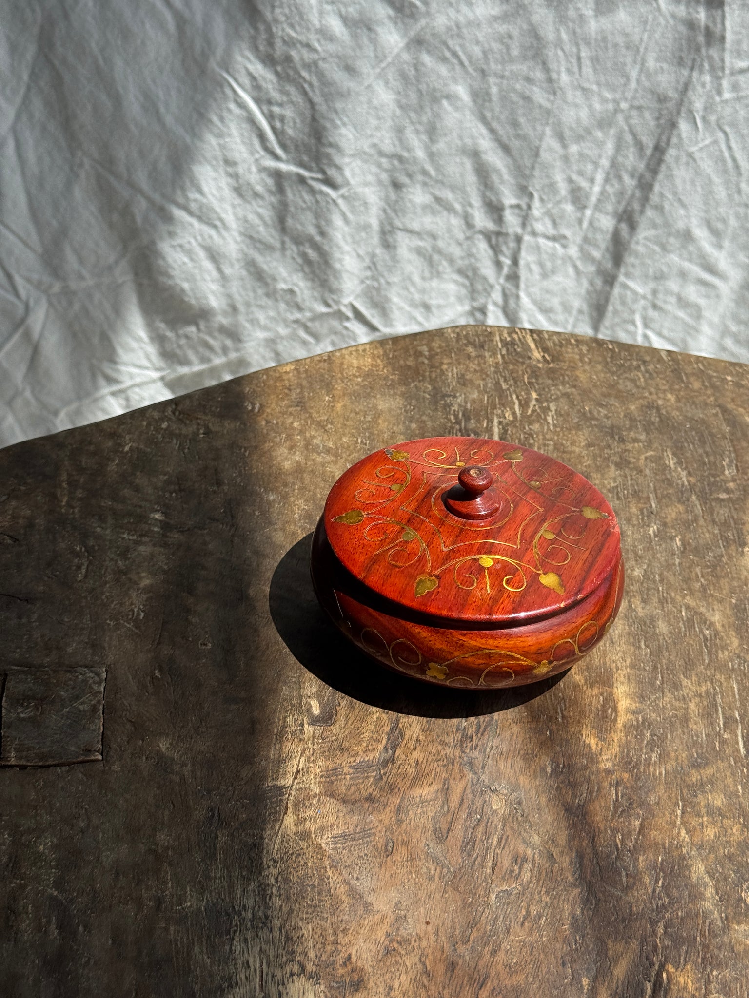 Petite boîte en bois rouge à motif de frises dorées D11