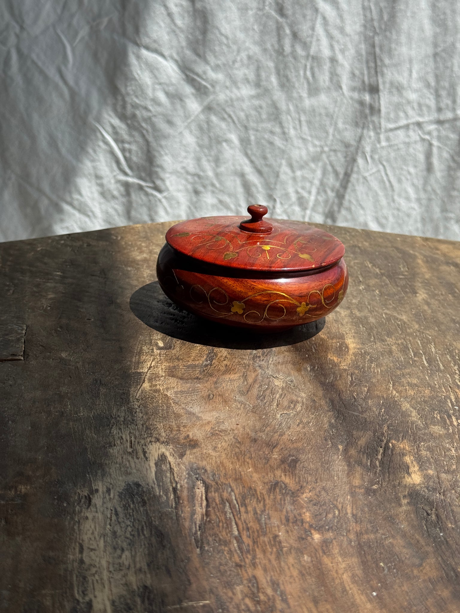 Petite boîte en bois rouge à motif de frises dorées D11