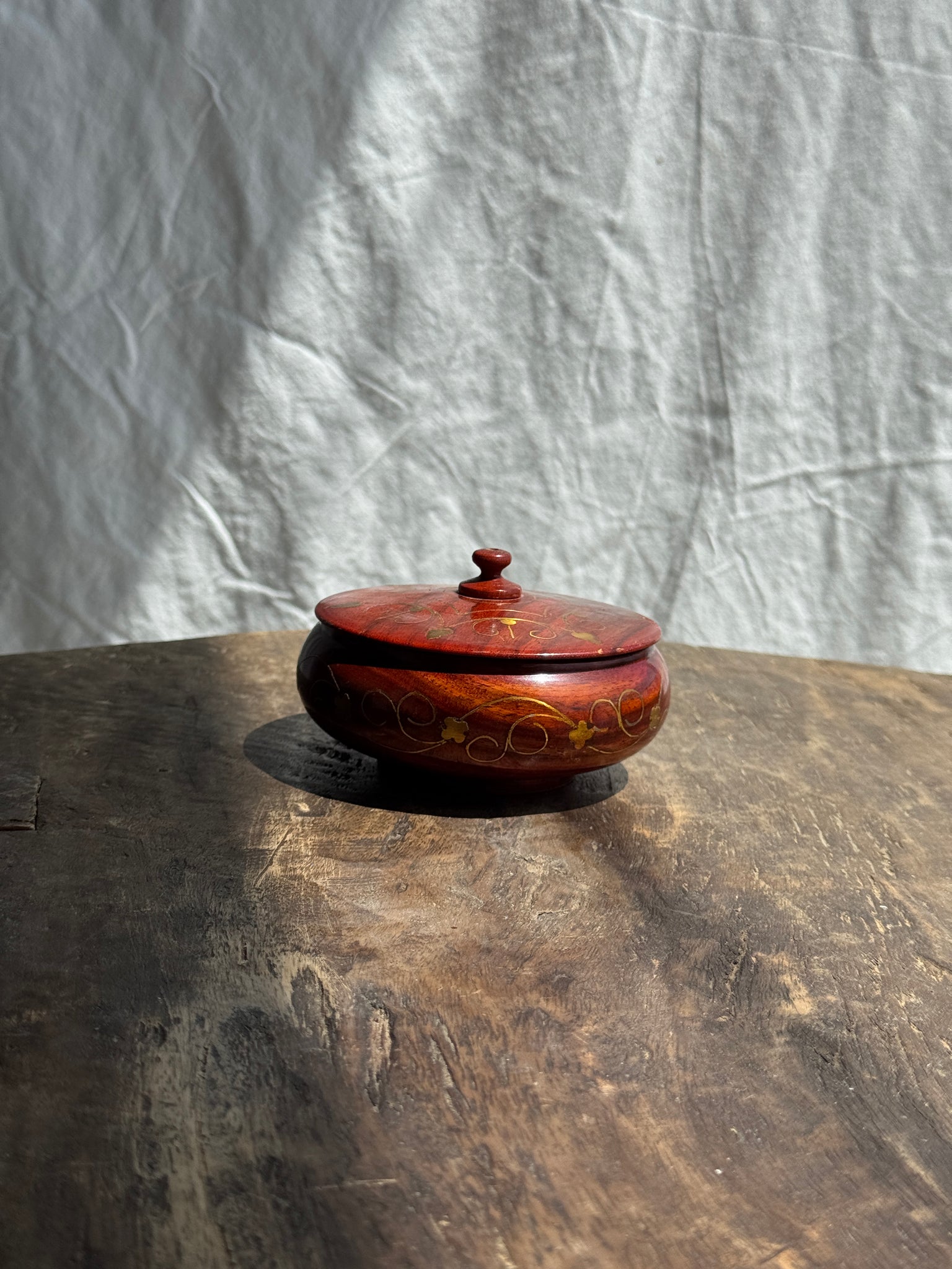 Petite boîte en bois rouge à motif de frises dorées D11