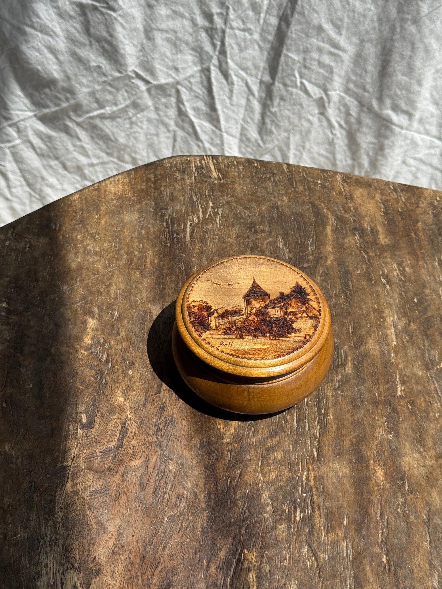 Petite boîte ancienne en bois à motif de village signé Boli D11
