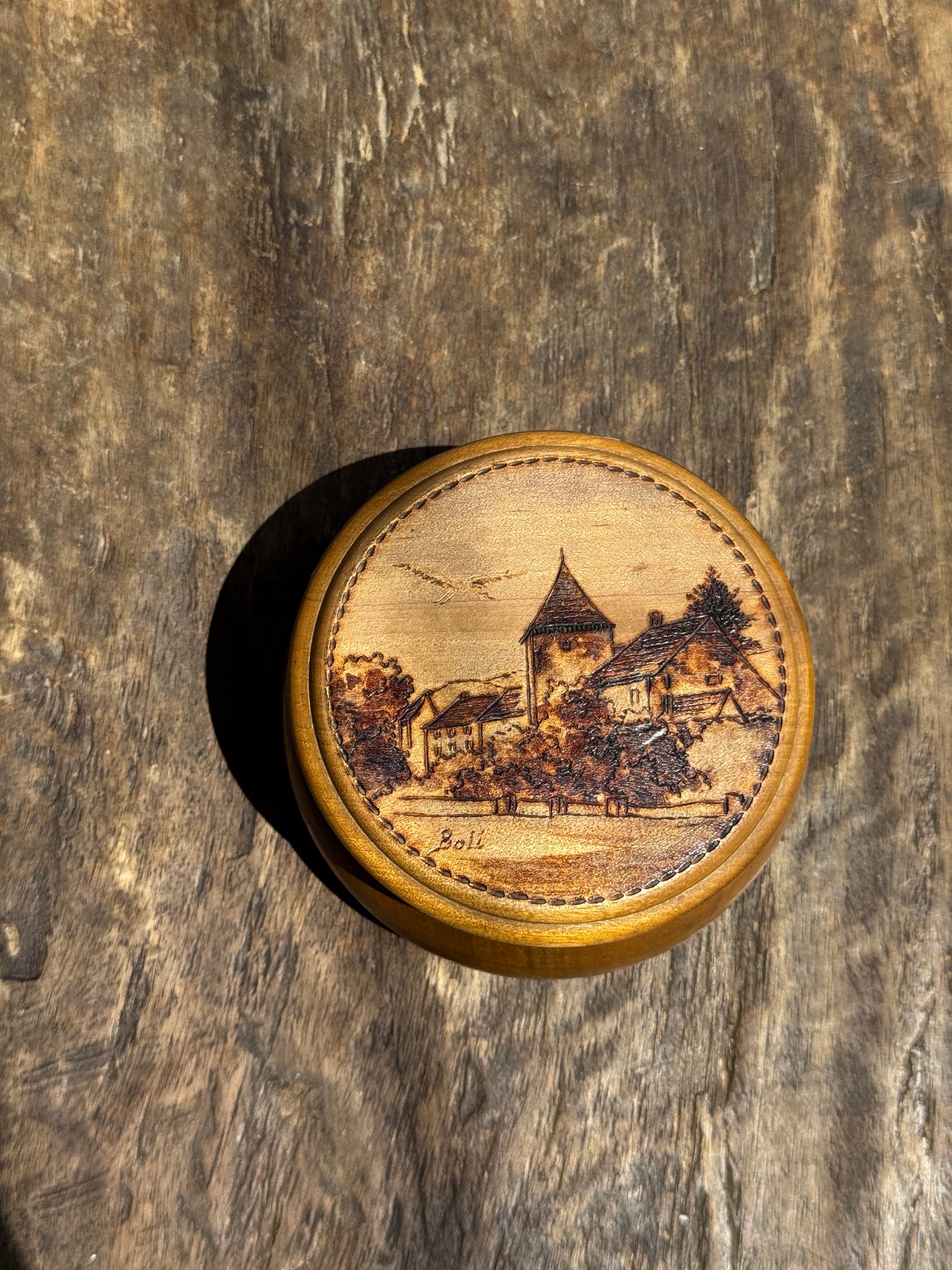 Petite boîte ancienne en bois à motif de village signé Boli D11