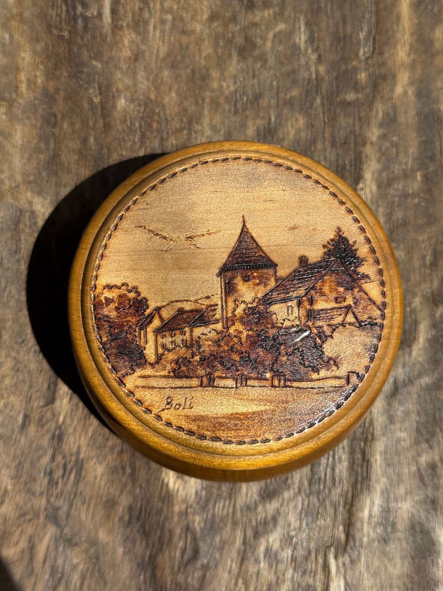 Petite boîte ancienne en bois à motif de village signé Boli D11