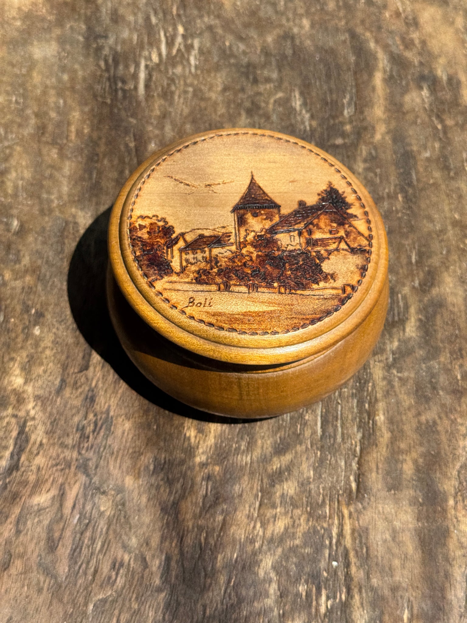 Petite boîte ancienne en bois à motif de village signé Boli D11