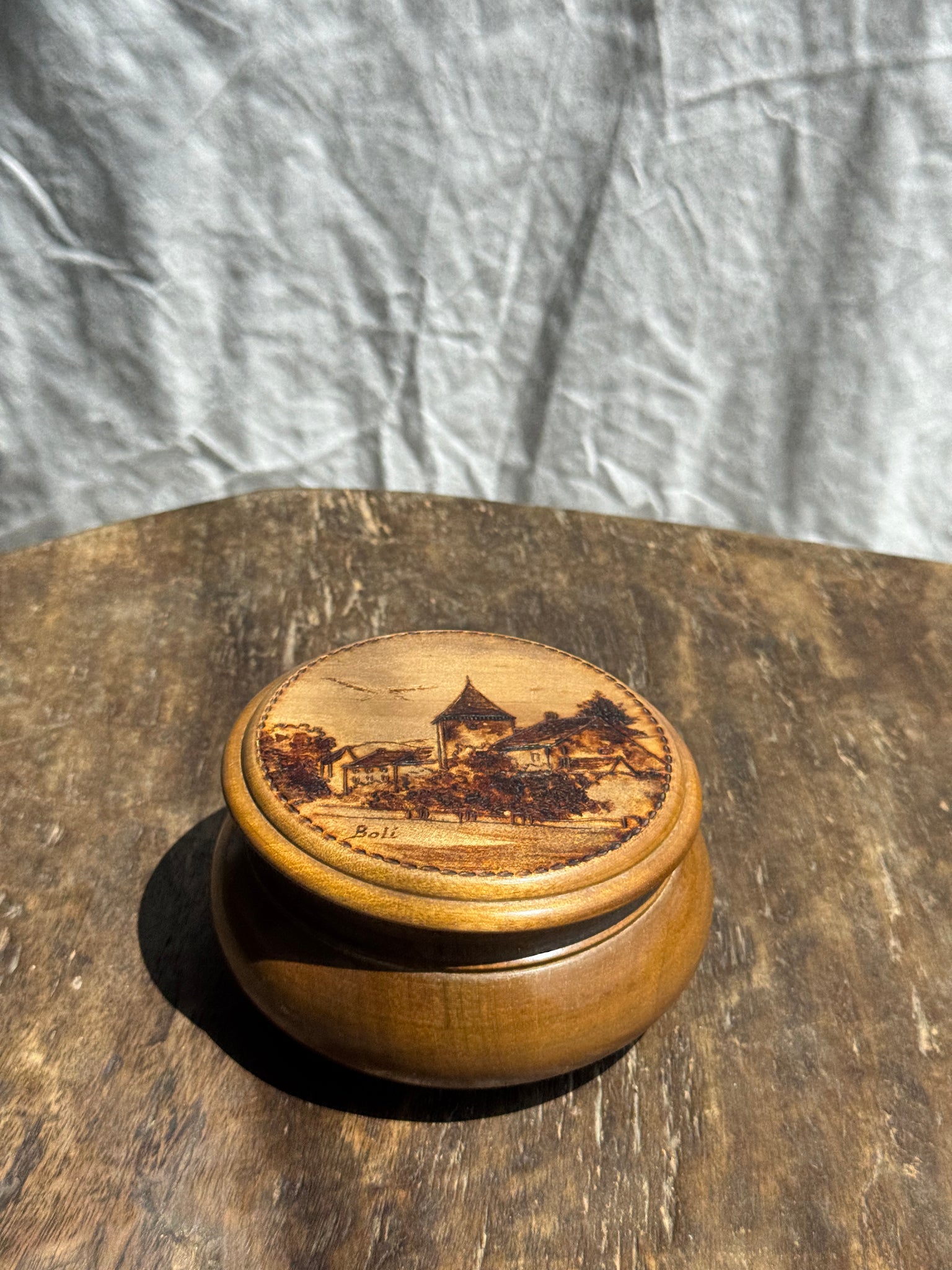 Petite boîte ancienne en bois à motif de village signé Boli D11