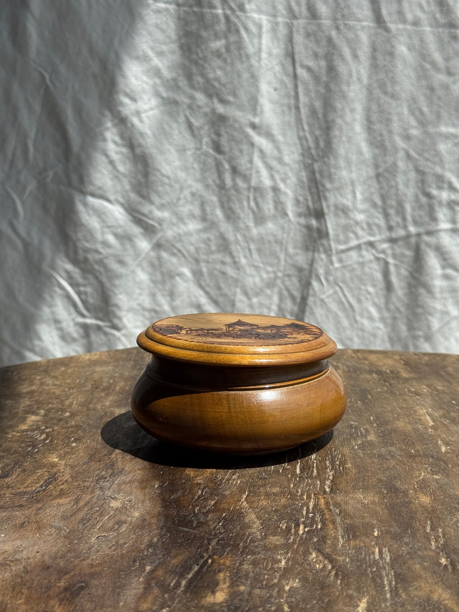 Petite boîte ancienne en bois à motif de village signé Boli D11