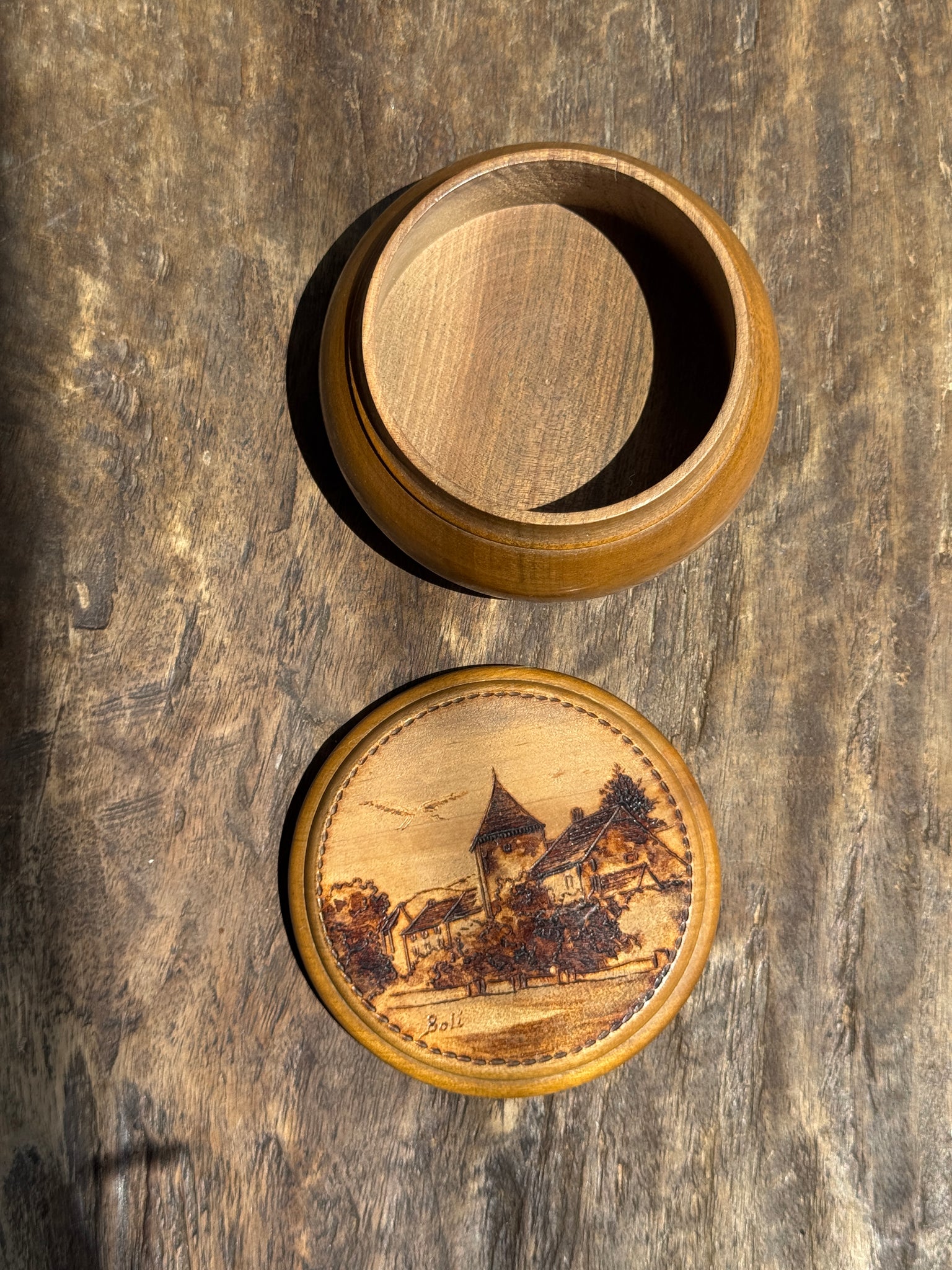 Petite boîte ancienne en bois à motif de village signé Boli D11