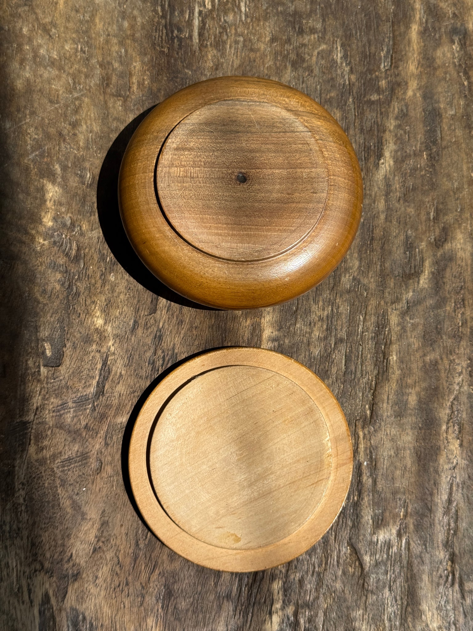 Petite boîte ancienne en bois à motif de village signé Boli D11