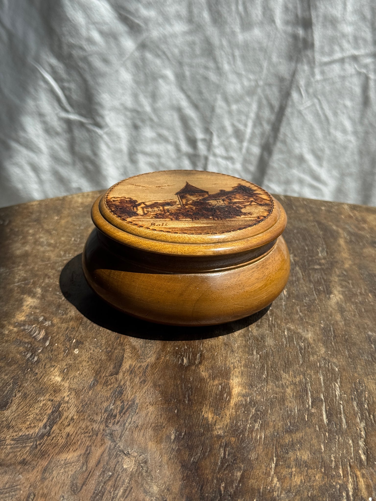Petite boîte ancienne en bois à motif de village signé Boli D11