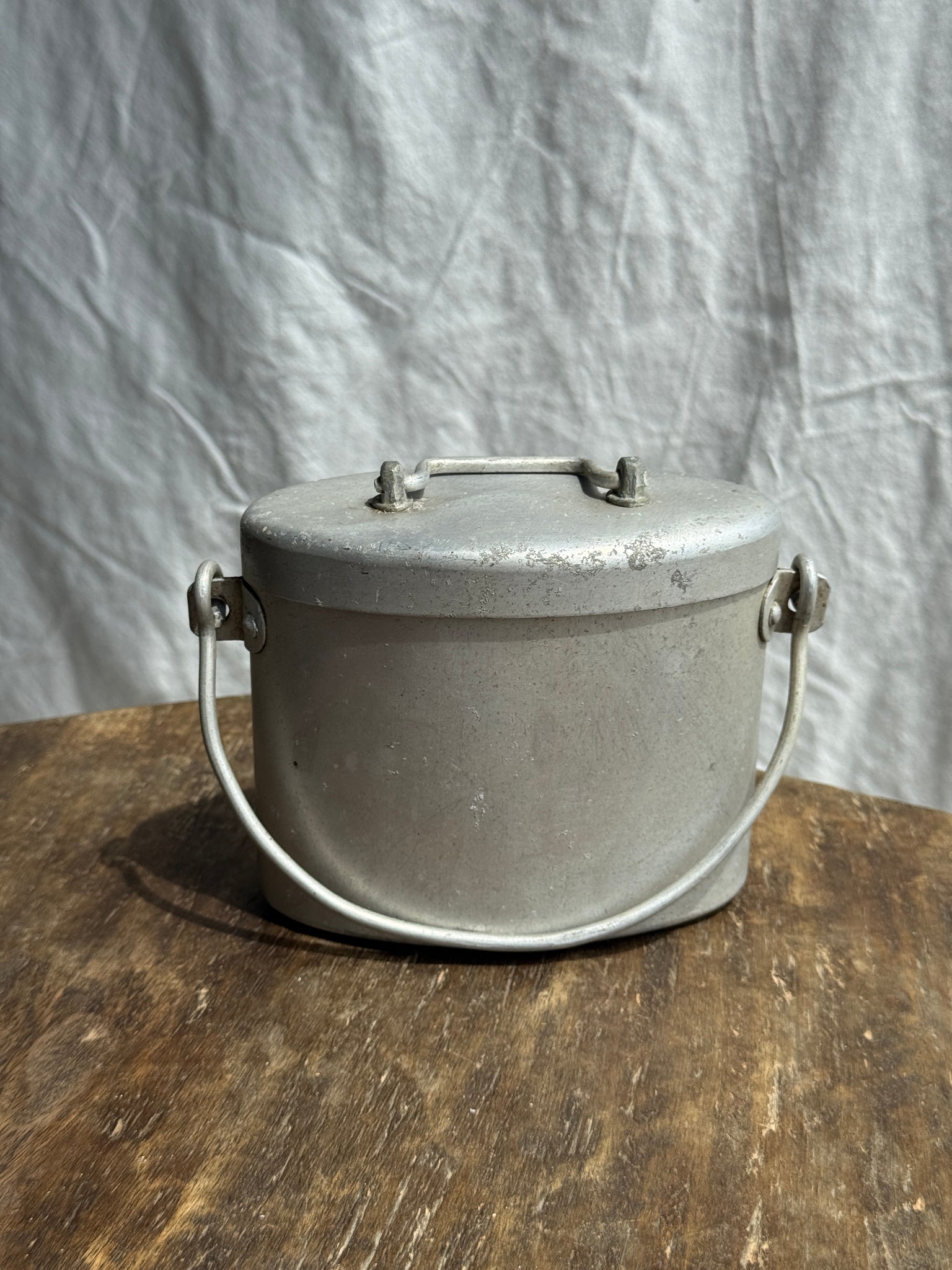 Petite boîte à repas ancienne ovale à anse et compartiment