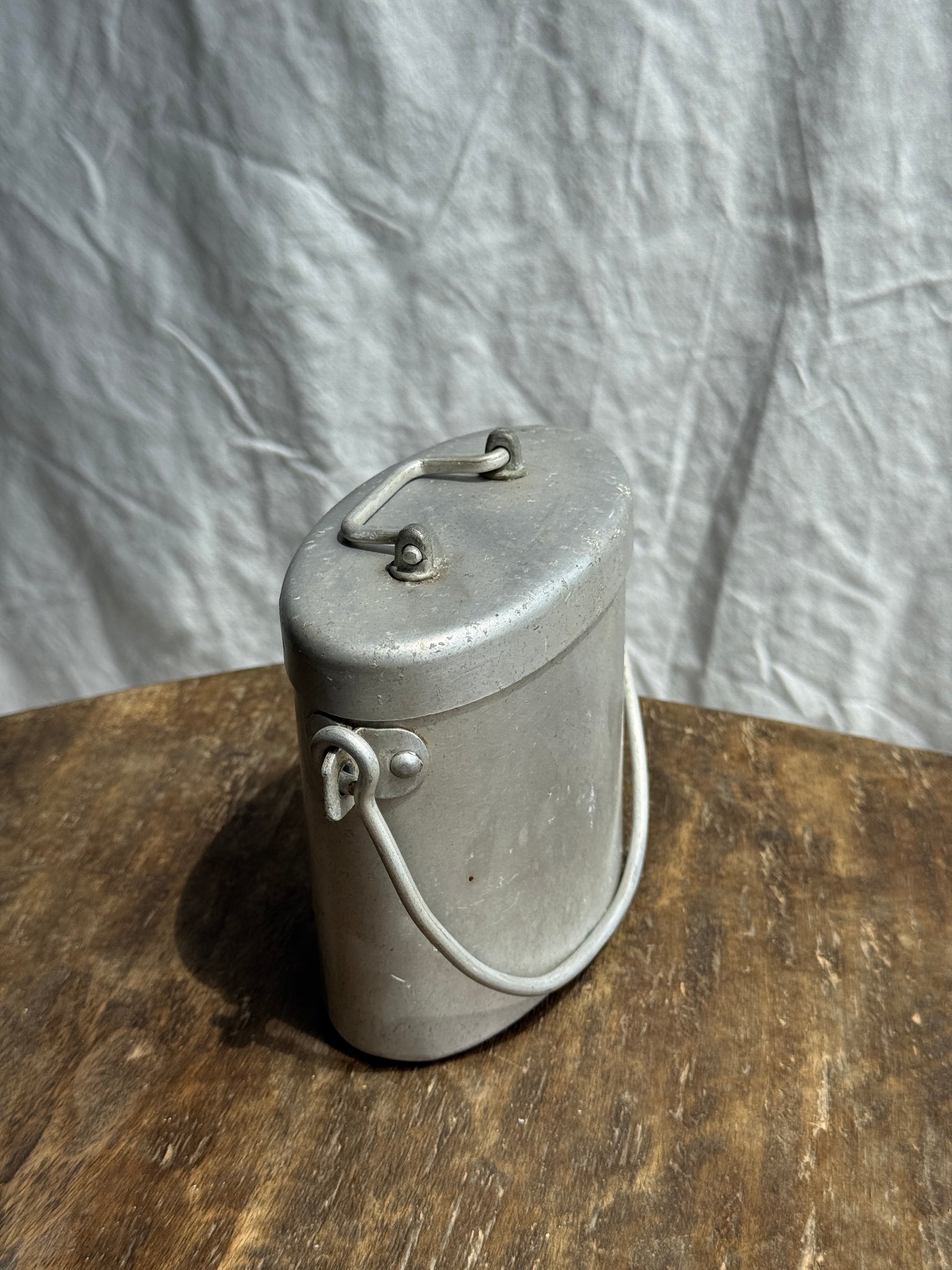 Petite boîte à repas ancienne ovale à anse et compartiment