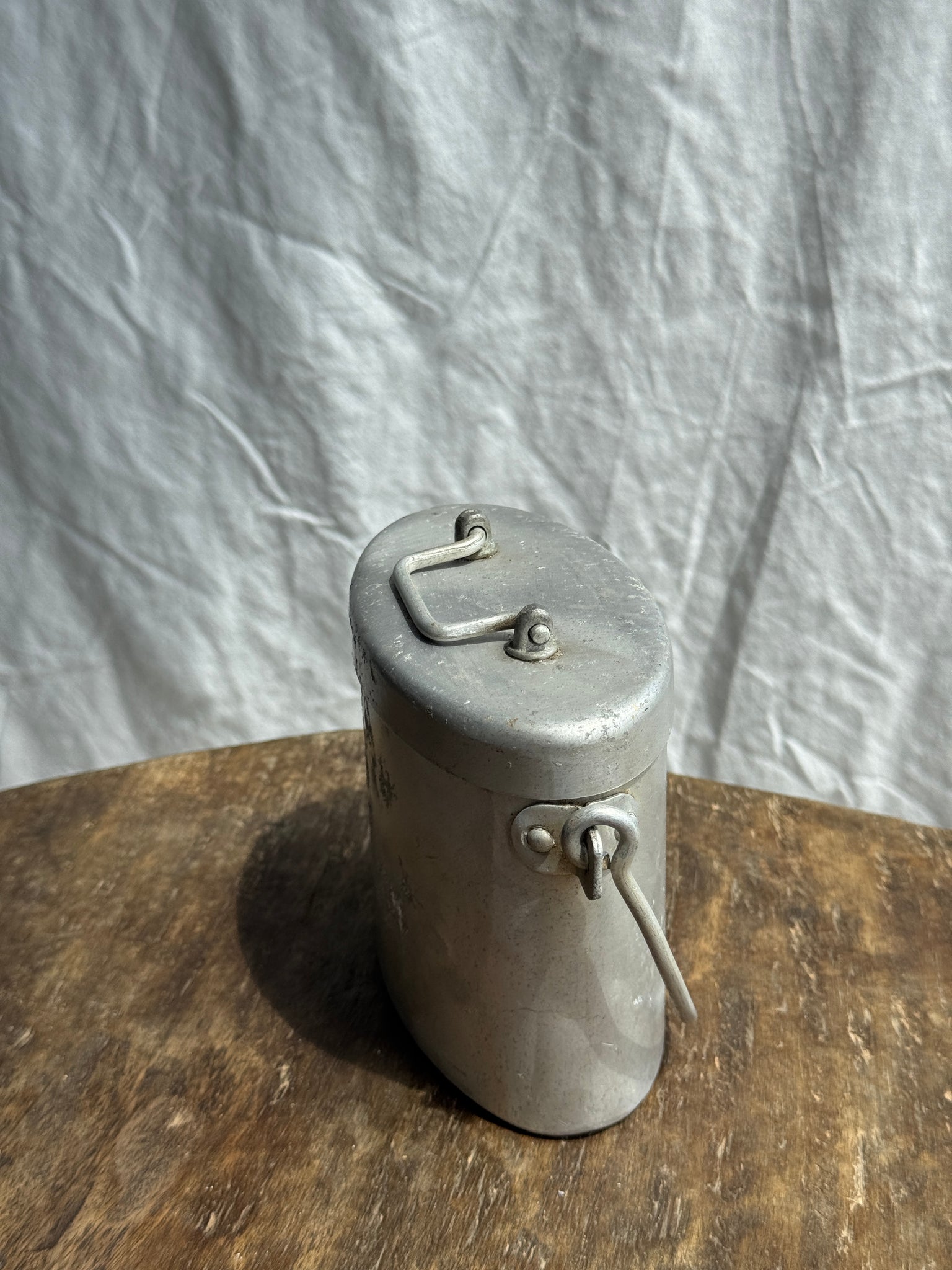 Petite boîte à repas ancienne ovale à anse et compartiment
