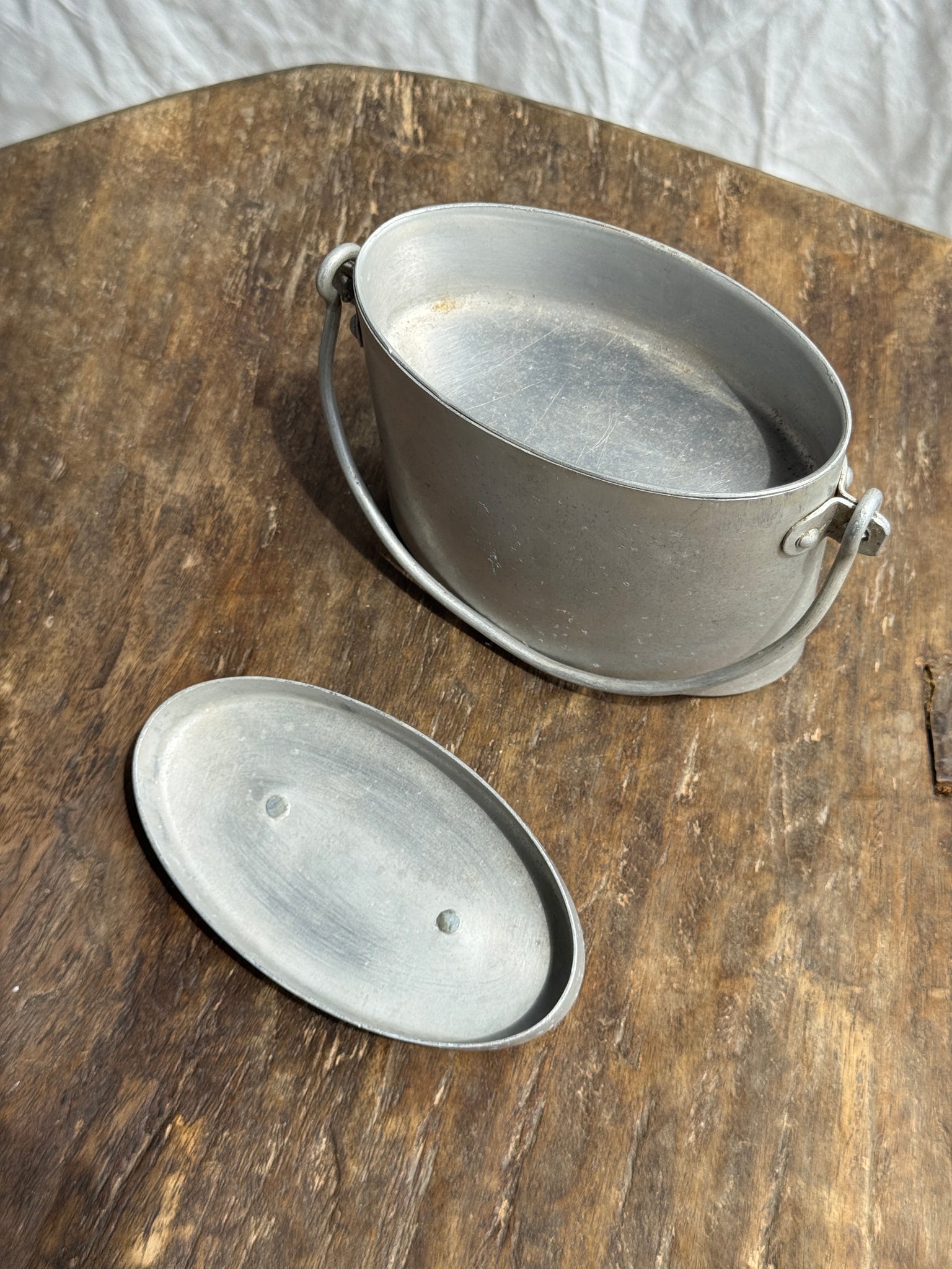 Petite boîte à repas ancienne ovale à anse et compartiment