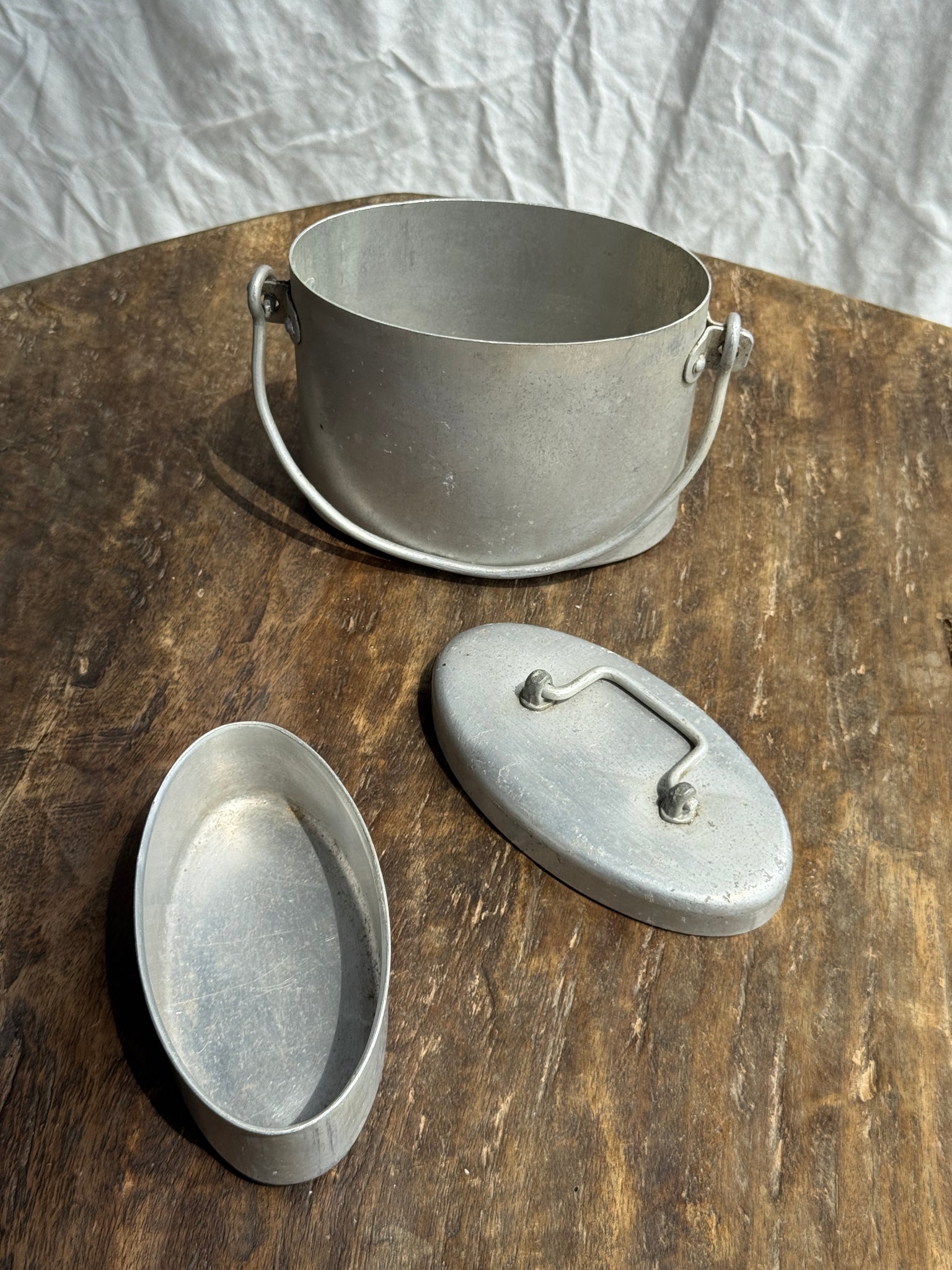 Petite boîte à repas ancienne ovale à anse et compartiment