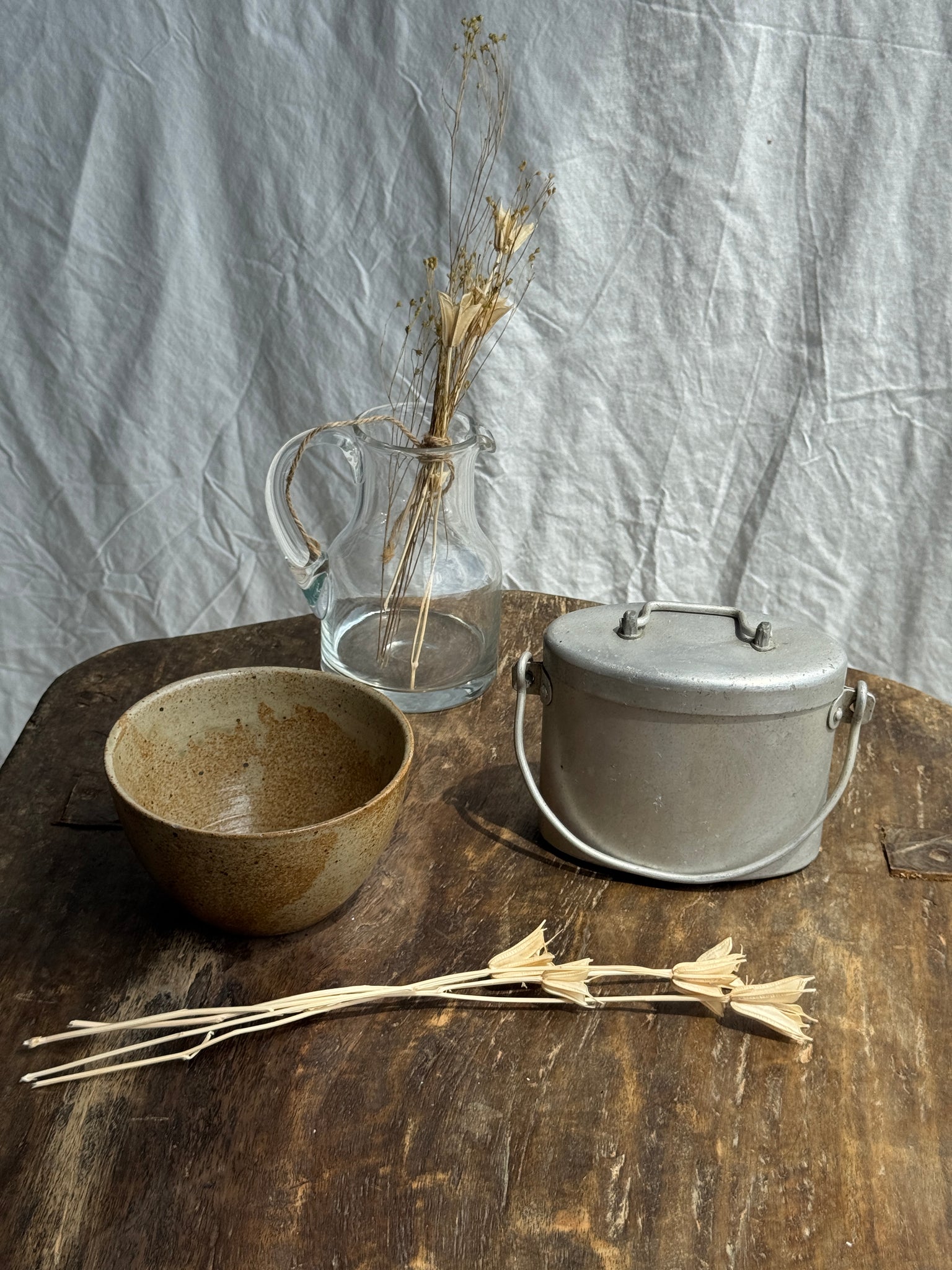 Petite boîte à repas ancienne ovale à anse et compartiment