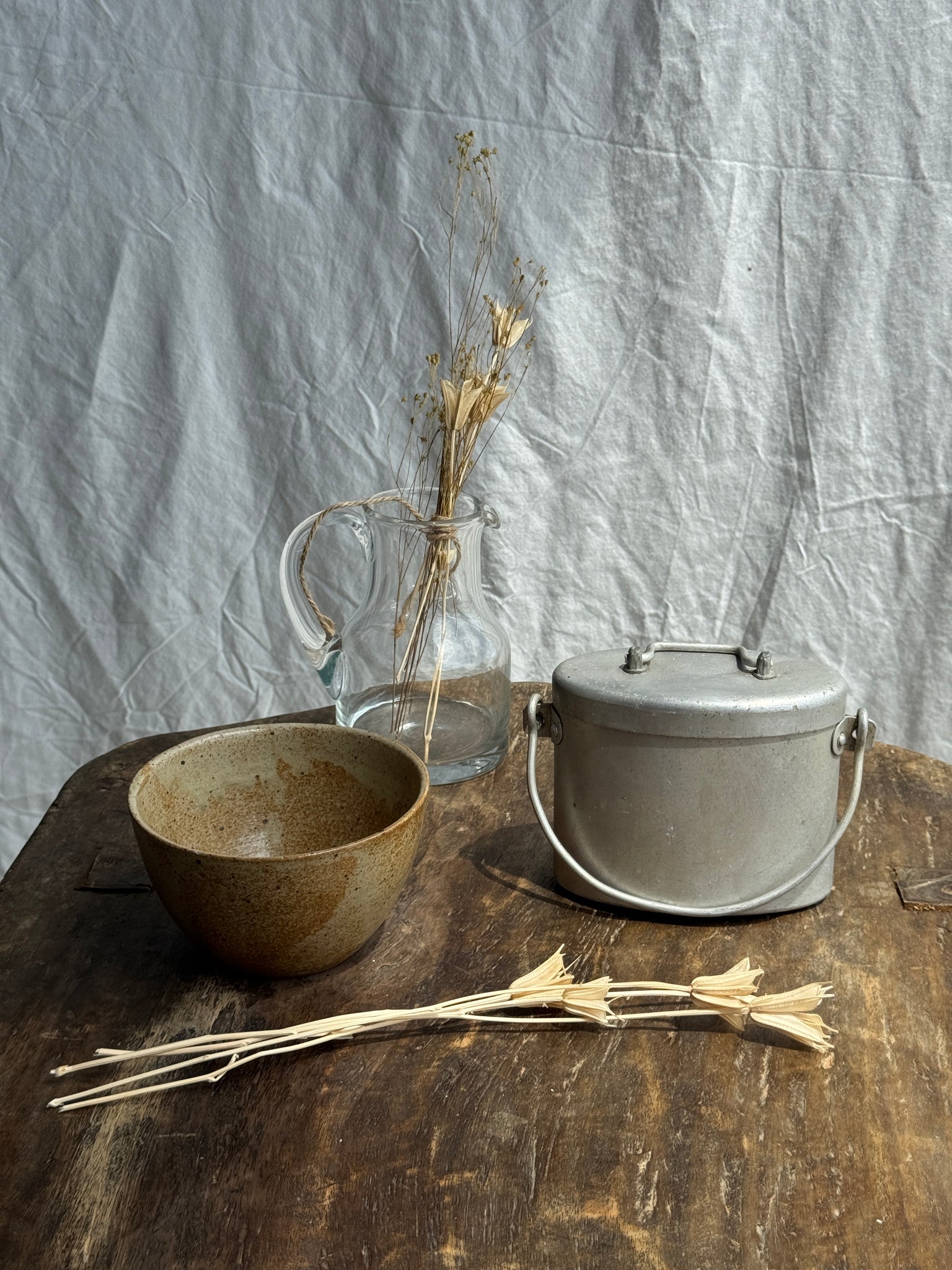 Petite boîte à repas ancienne ovale à anse et compartiment
