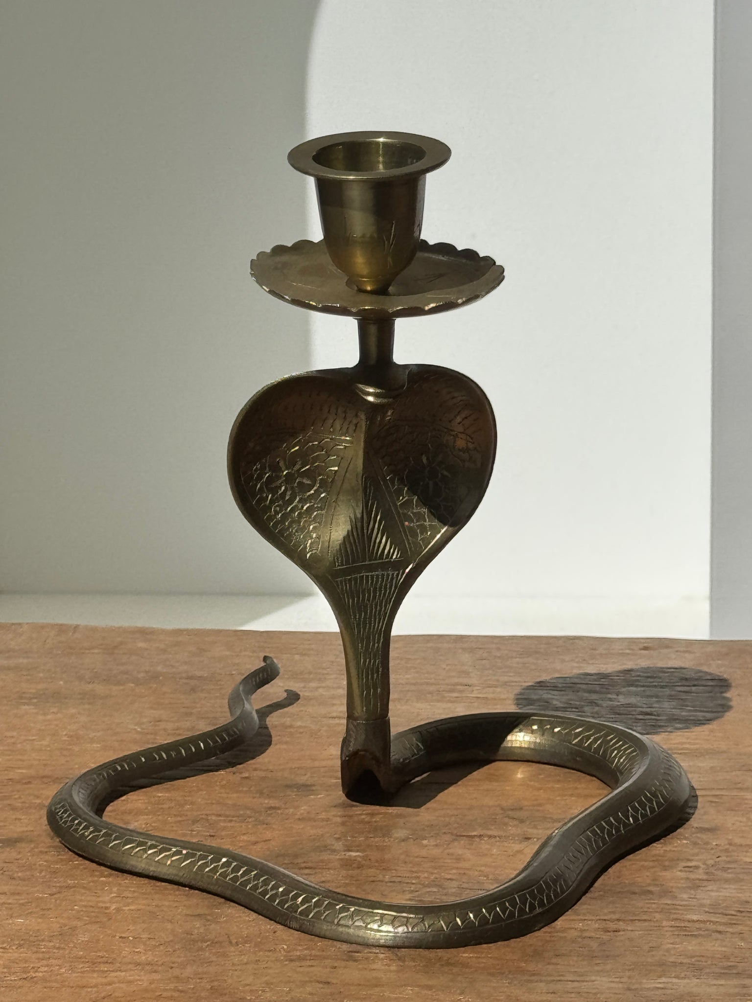 Paire de bougeoirs cobra en laiton indien vintage des années 40