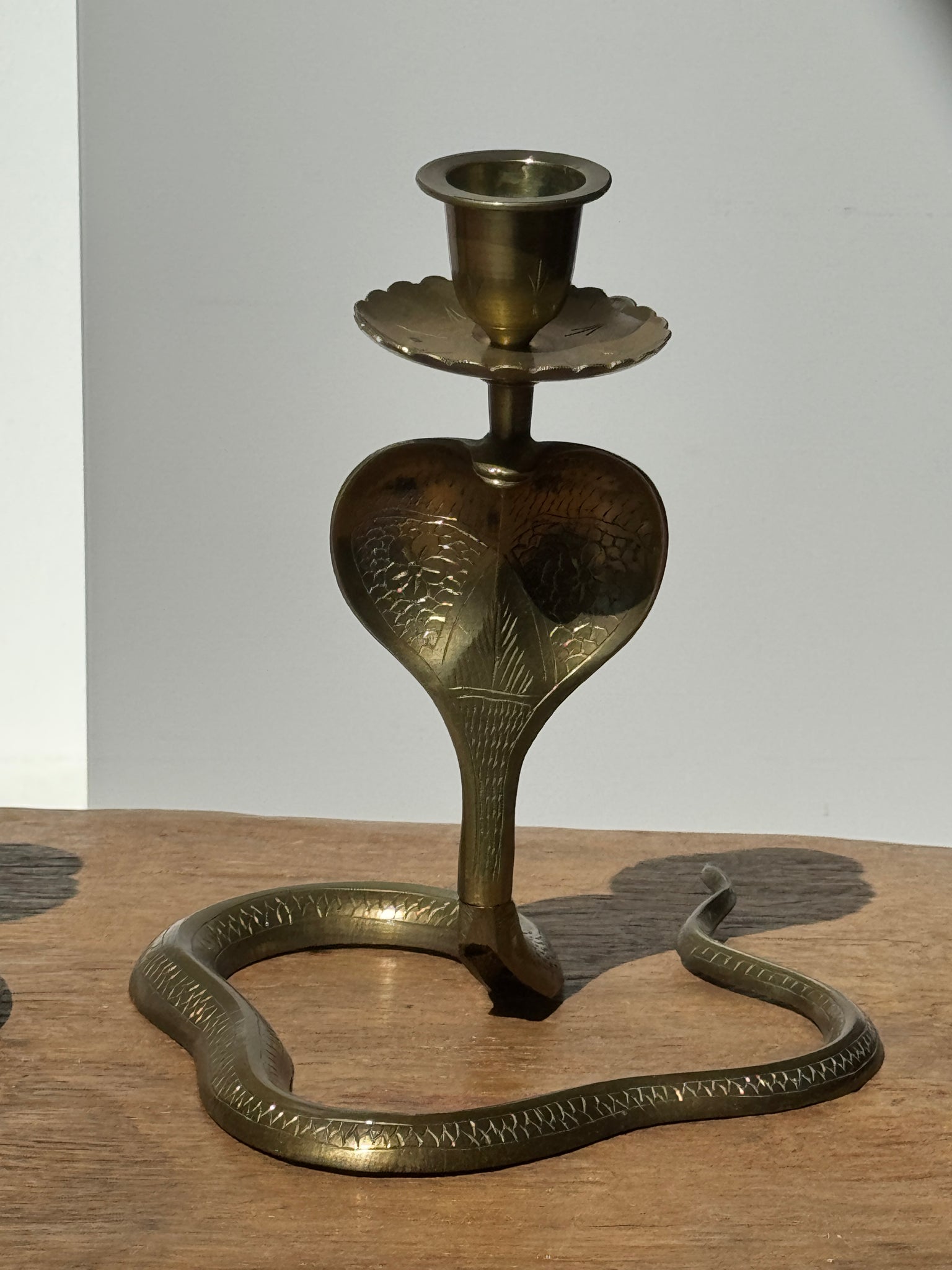 Paire de bougeoirs cobra en laiton indien vintage des années 40