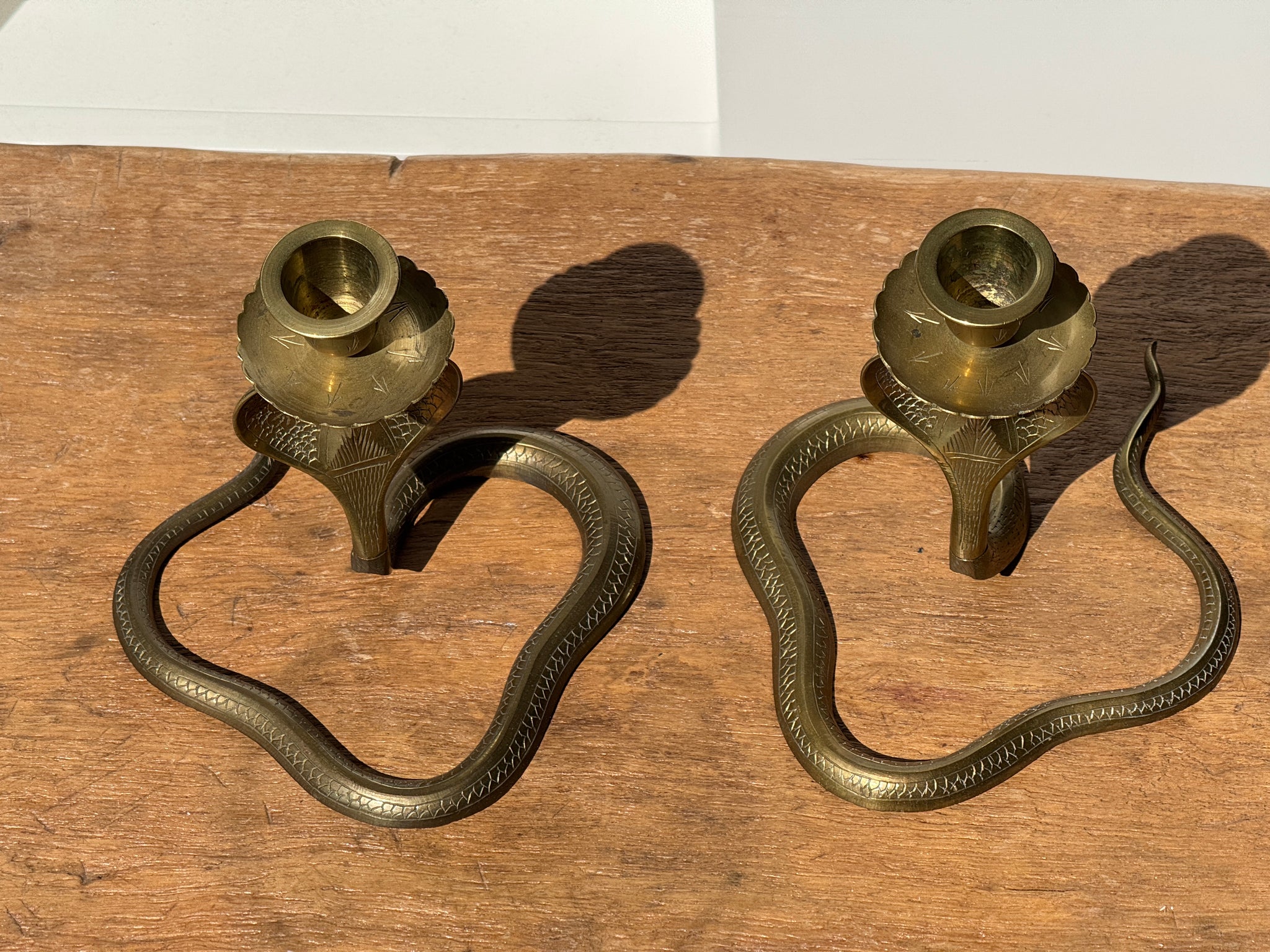 Paire de bougeoirs cobra en laiton indien vintage des années 40
