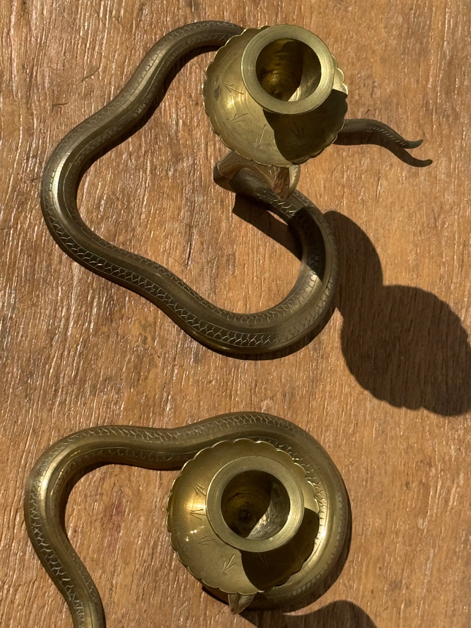 Paire de bougeoirs cobra en laiton indien vintage des années 40