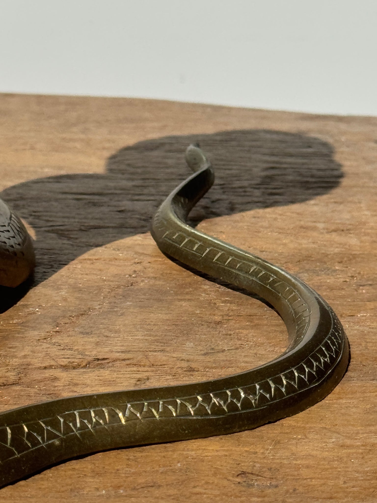Paire de bougeoirs cobra en laiton indien vintage des années 40
