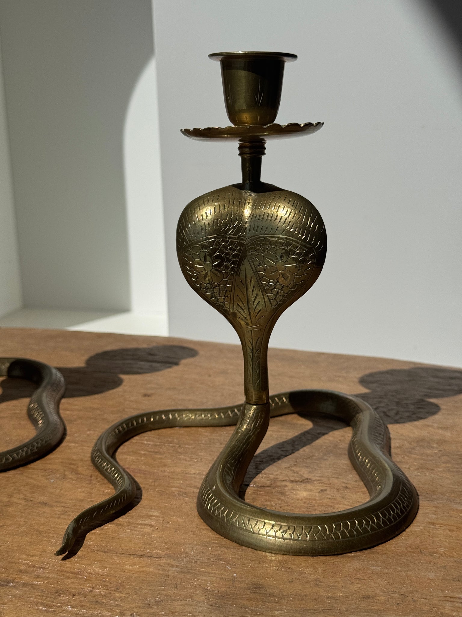 Paire de bougeoirs cobra en laiton indien vintage des années 40
