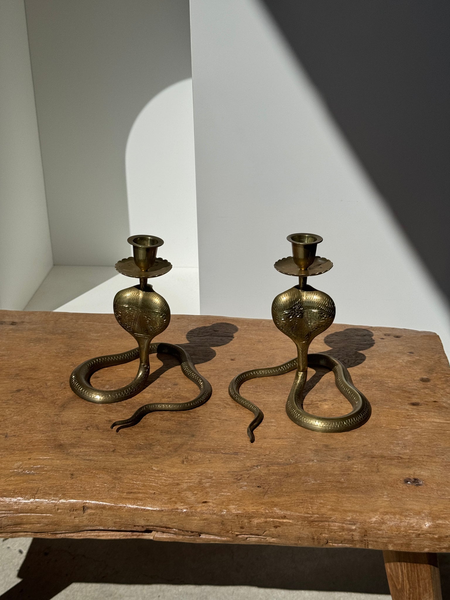Paire de bougeoirs cobra en laiton indien vintage des années 40