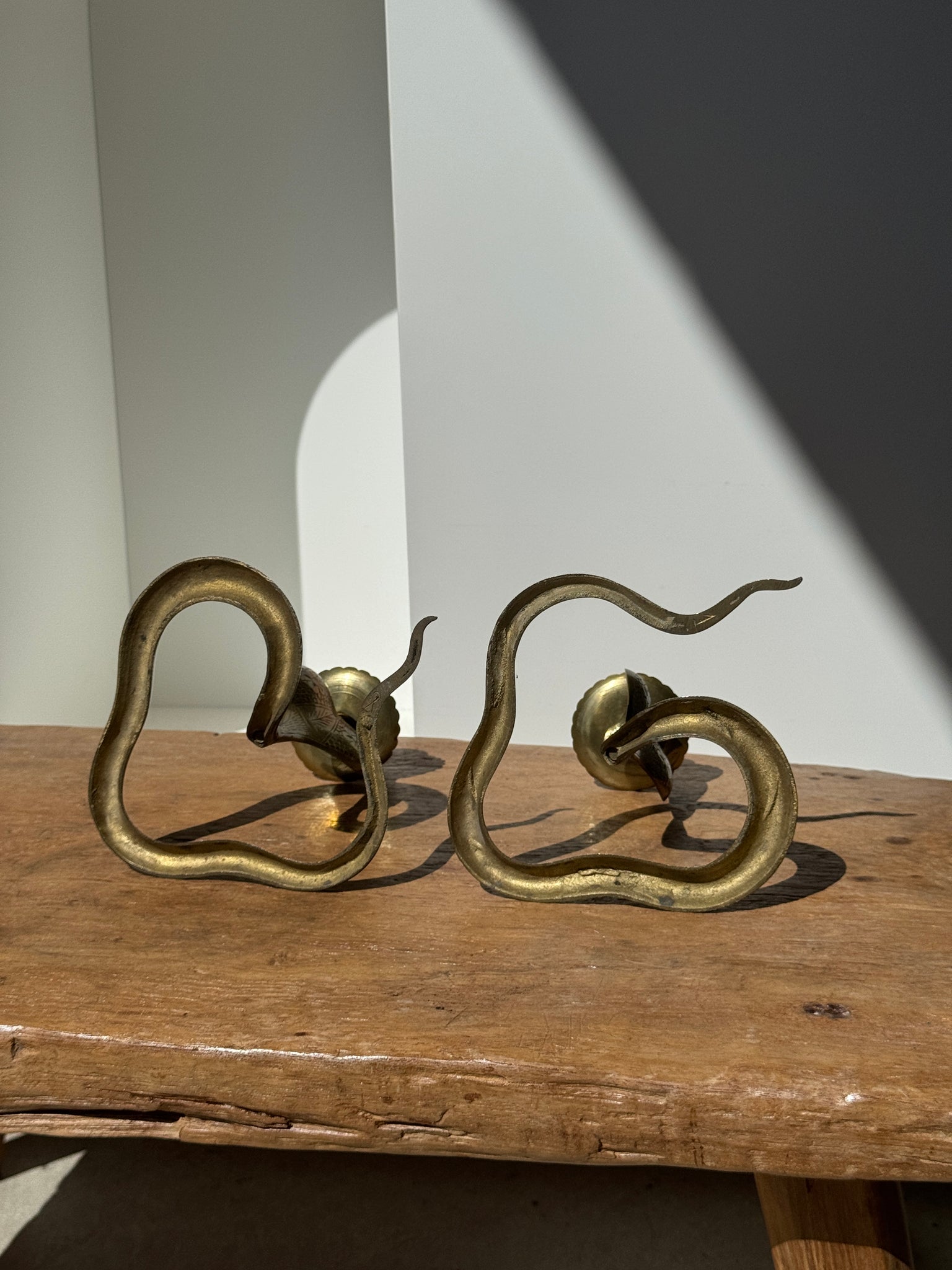 Paire de bougeoirs cobra en laiton indien vintage des années 40
